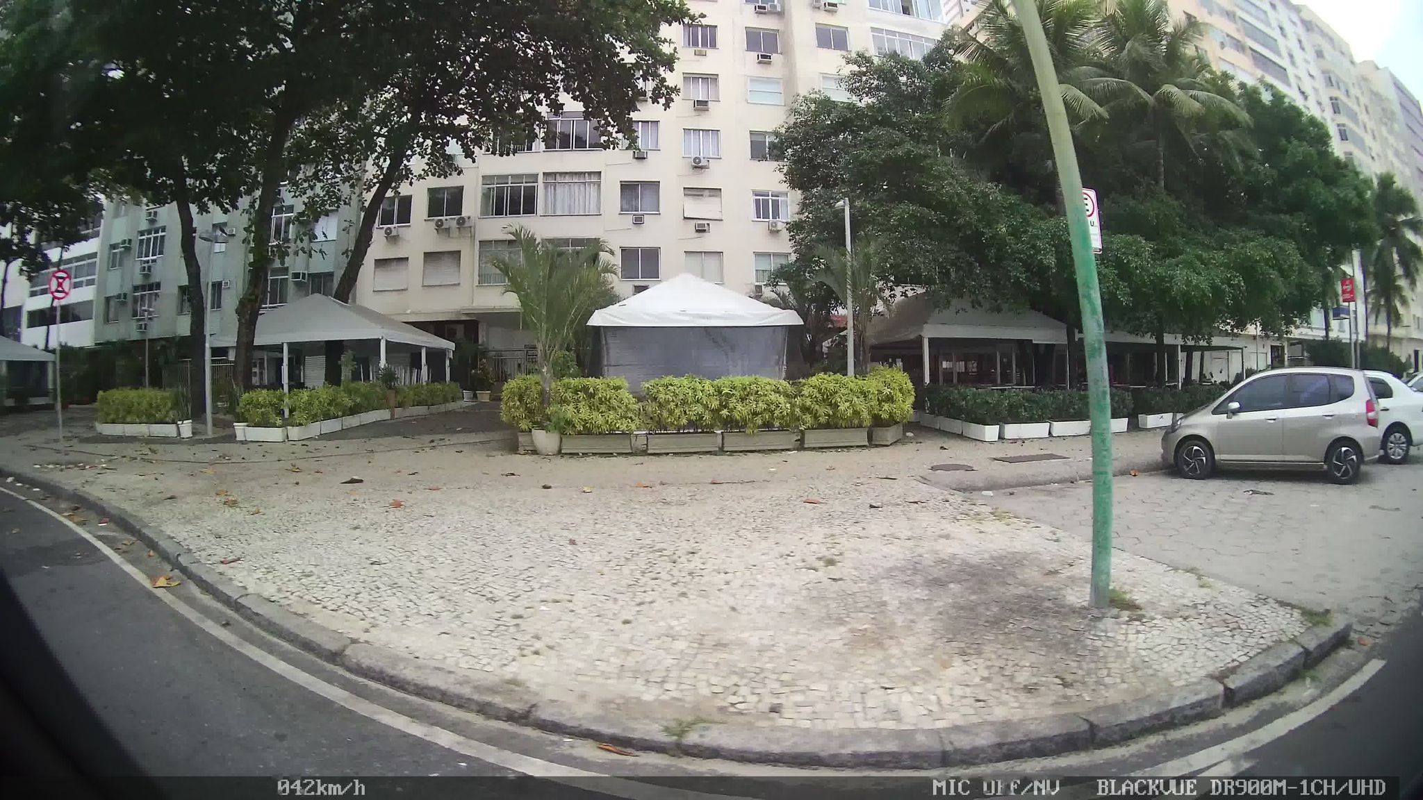 Street-level view near Edifício Majoi, Leme
