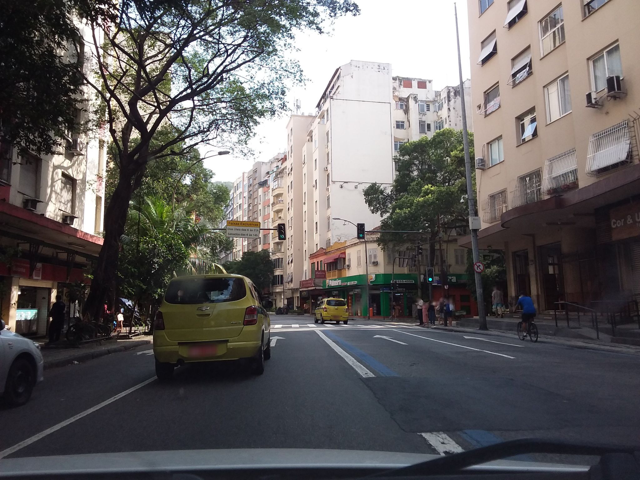 Street-level view near Edifício Majupira, Copacabana