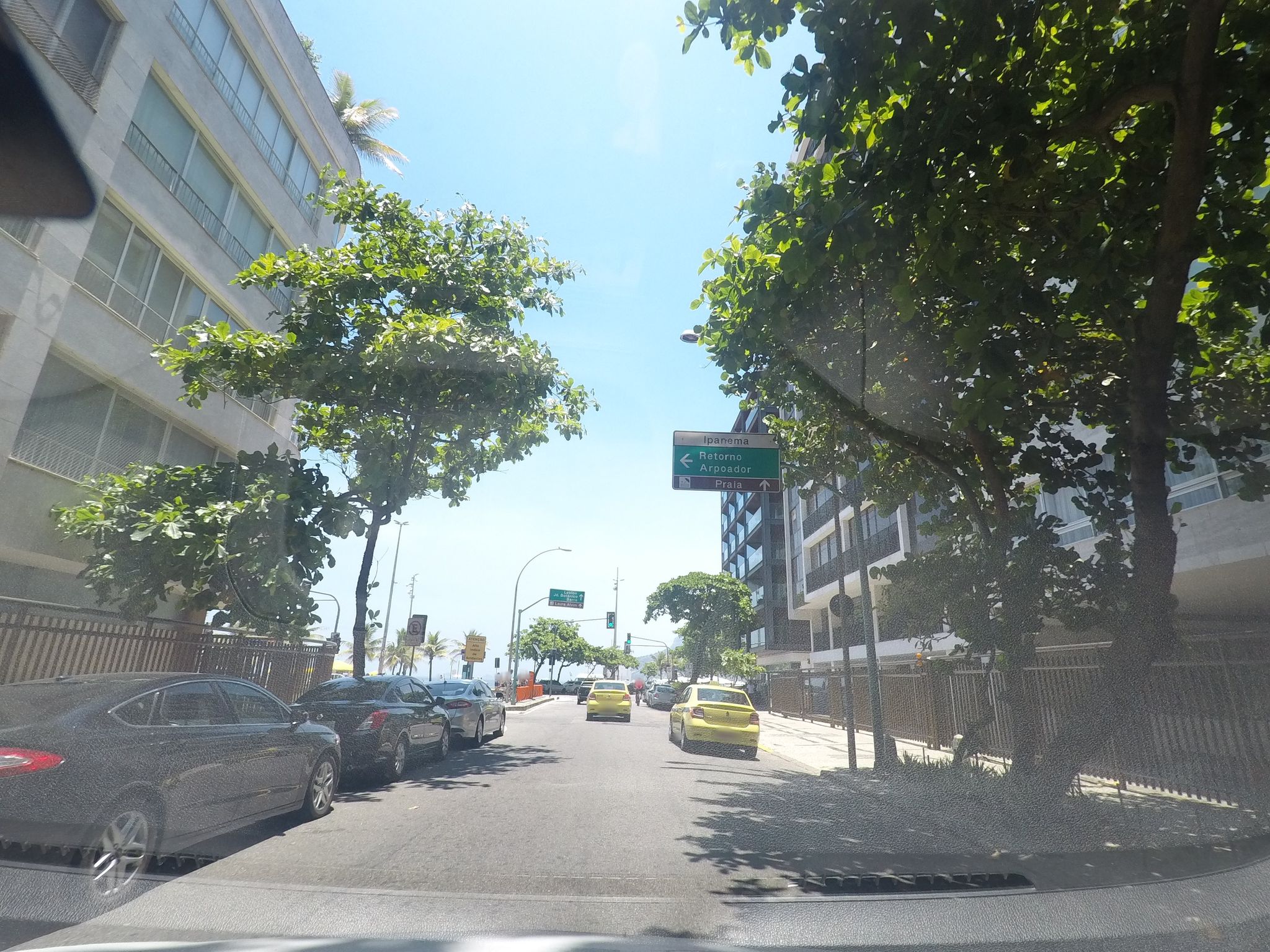 Street-level view near Edifício Maldonado, Copacabana