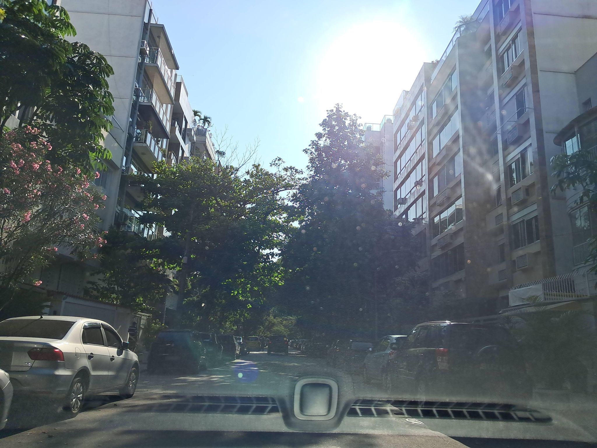 Street-level view near Edifício Malú, Ipanema