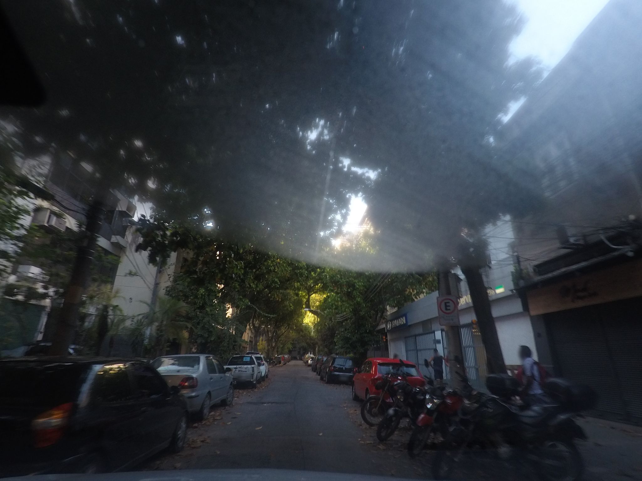 Street-level view near Edifício Maluh, Botafogo