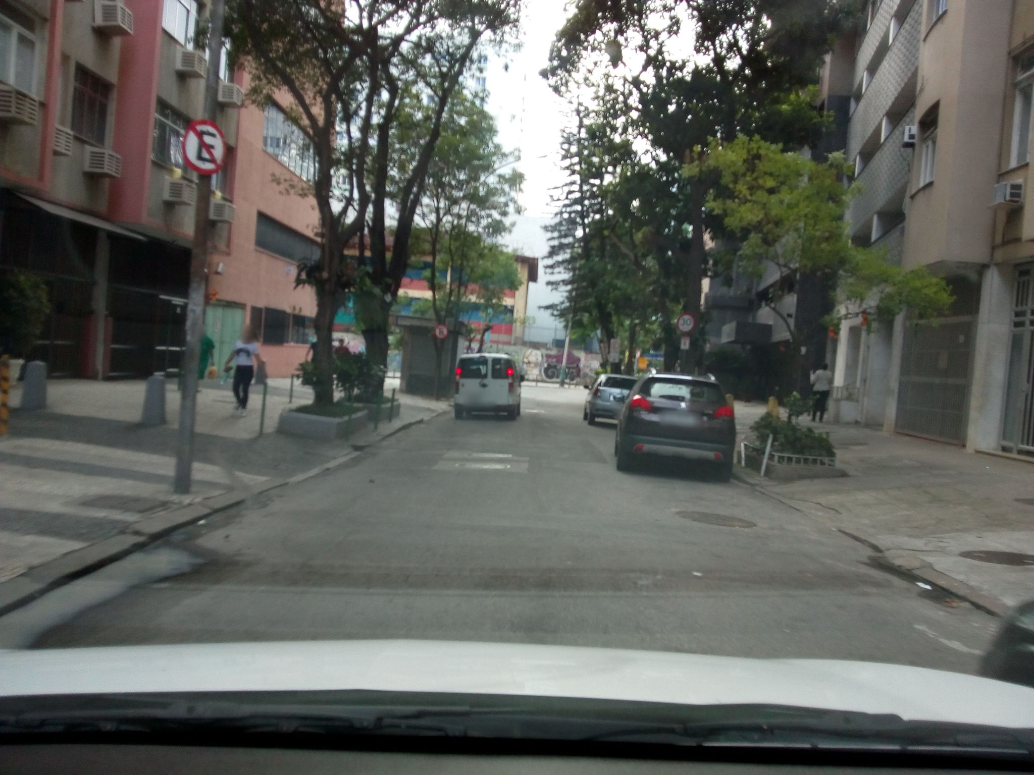 Street-level view near Edifício Manequim, Copacabana
