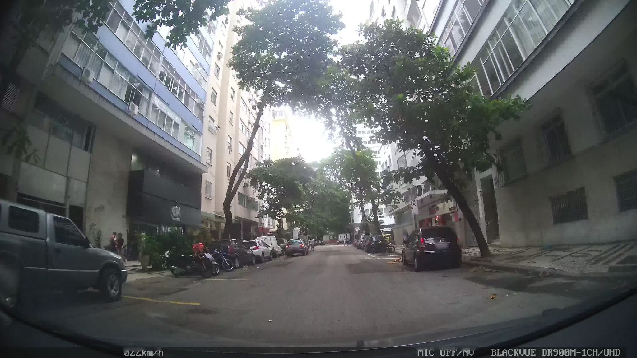 Street-level view near Edifício Mar Belo, Leme