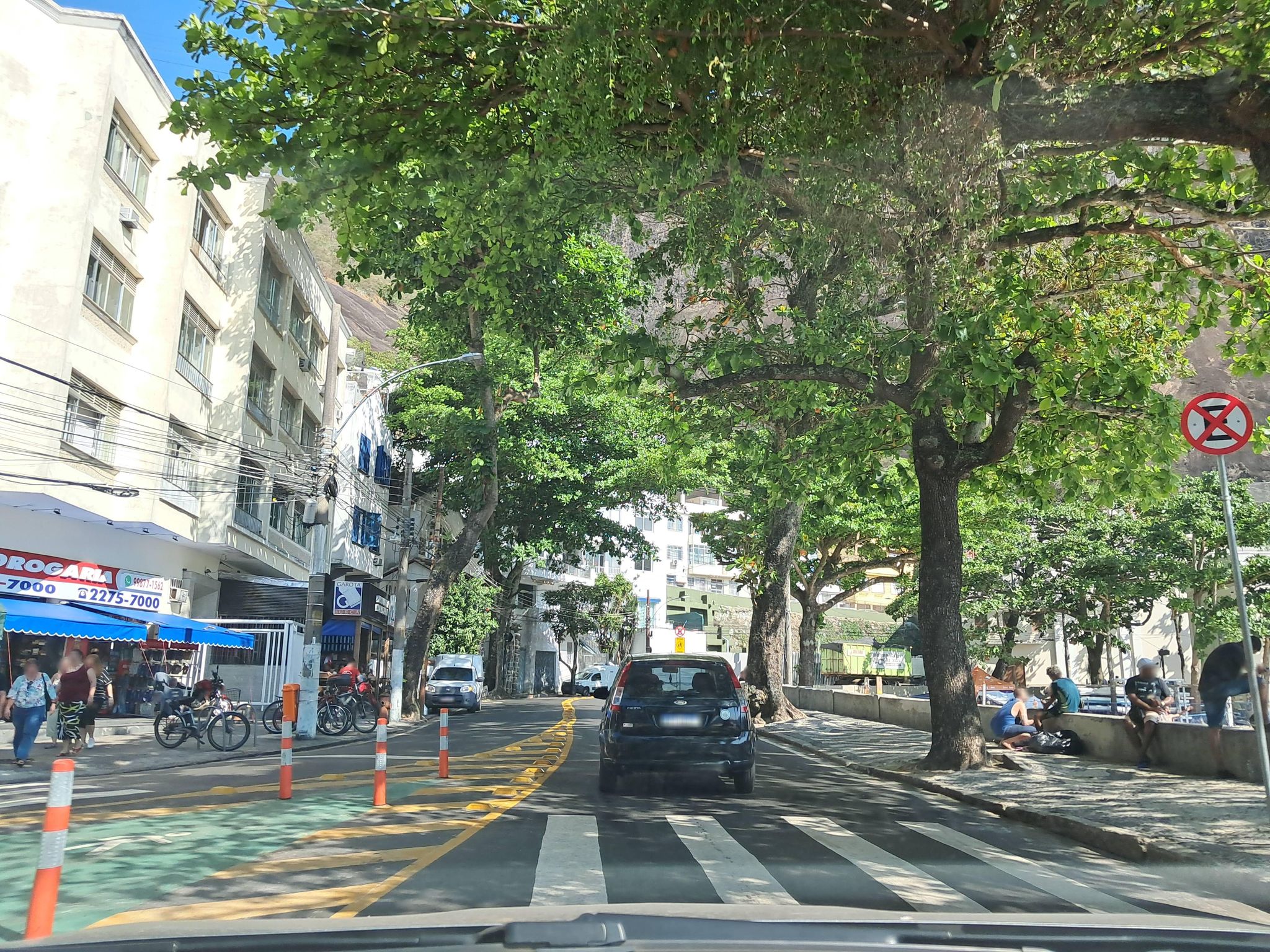 Street-level view near Edifício Mar Del Plata / Garota da Urca, Urca
