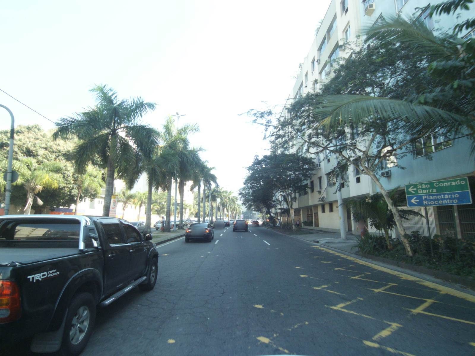 Street-level view near Edifício Mar Del Plata, Leblon