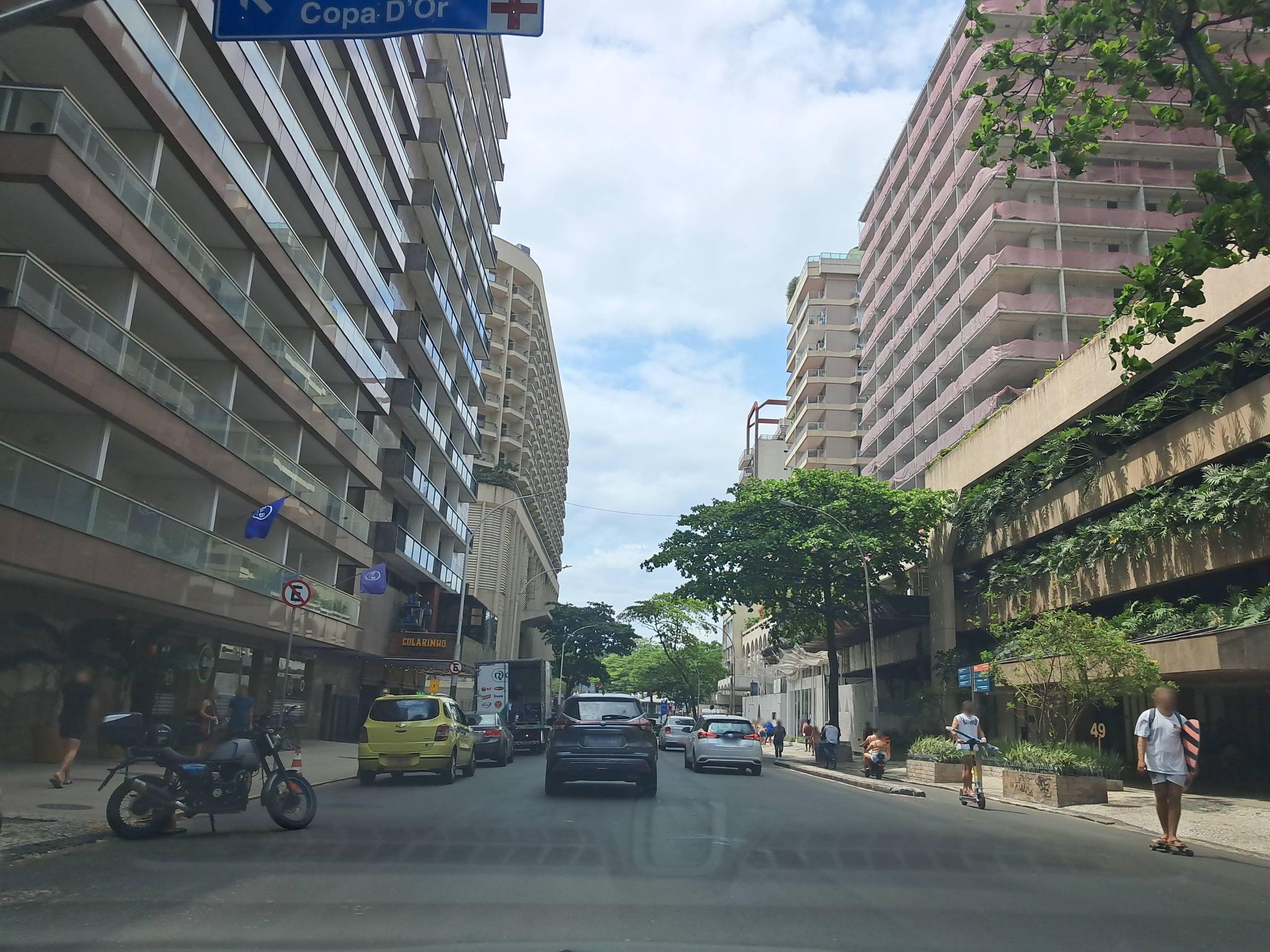 Street-level view near Edifício Mar do Sul, Copacabana