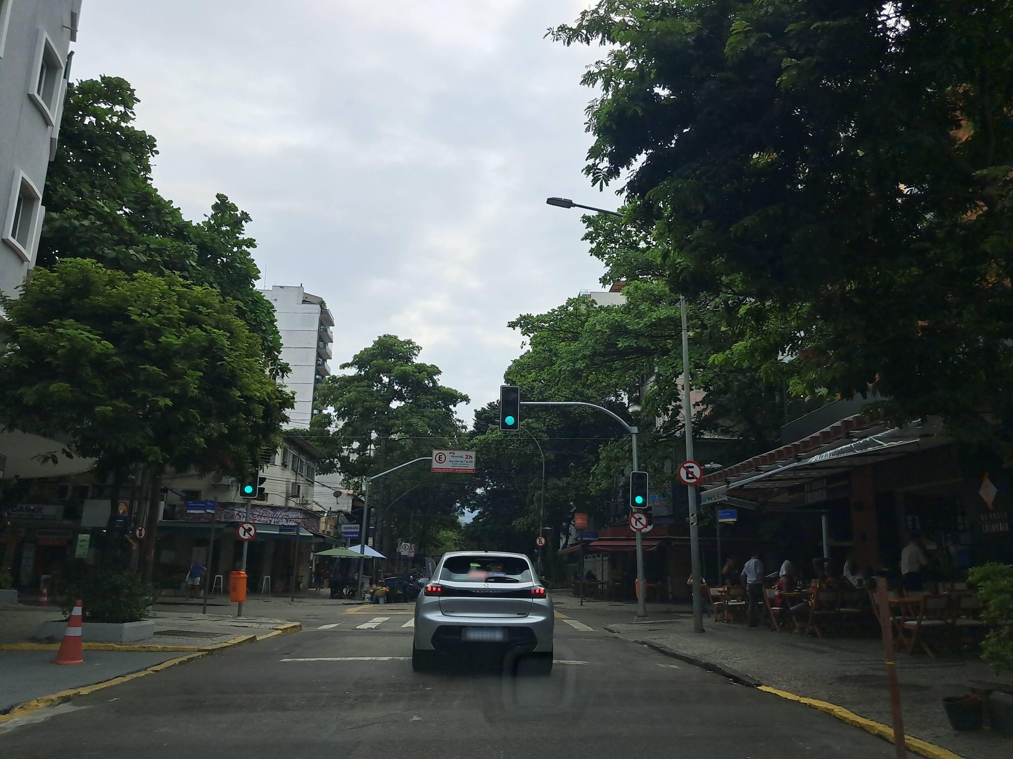 Street-level view near Edifício Mar Grande, Ipanema