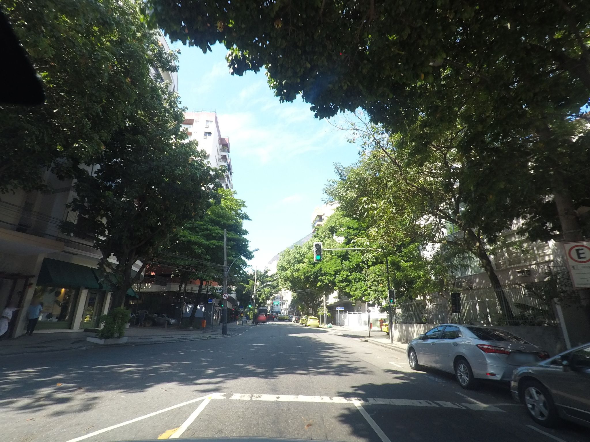 Street-level view near Edifício Mar Negro, Leblon