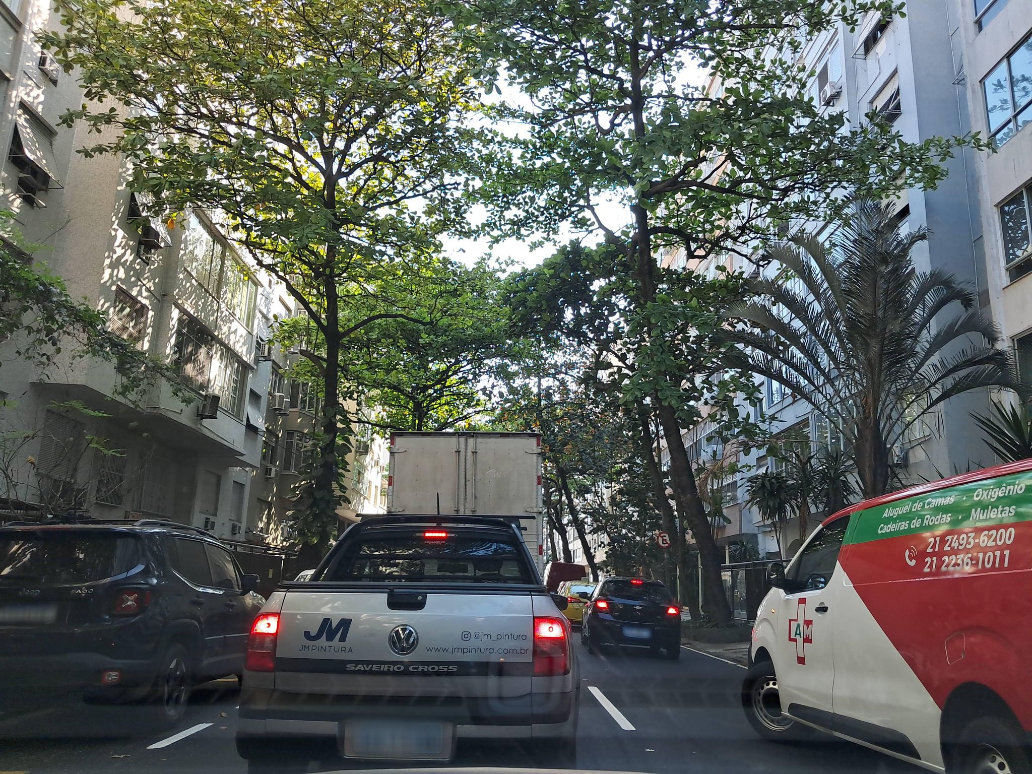 Street-level view near Edifício Mar, Copacabana