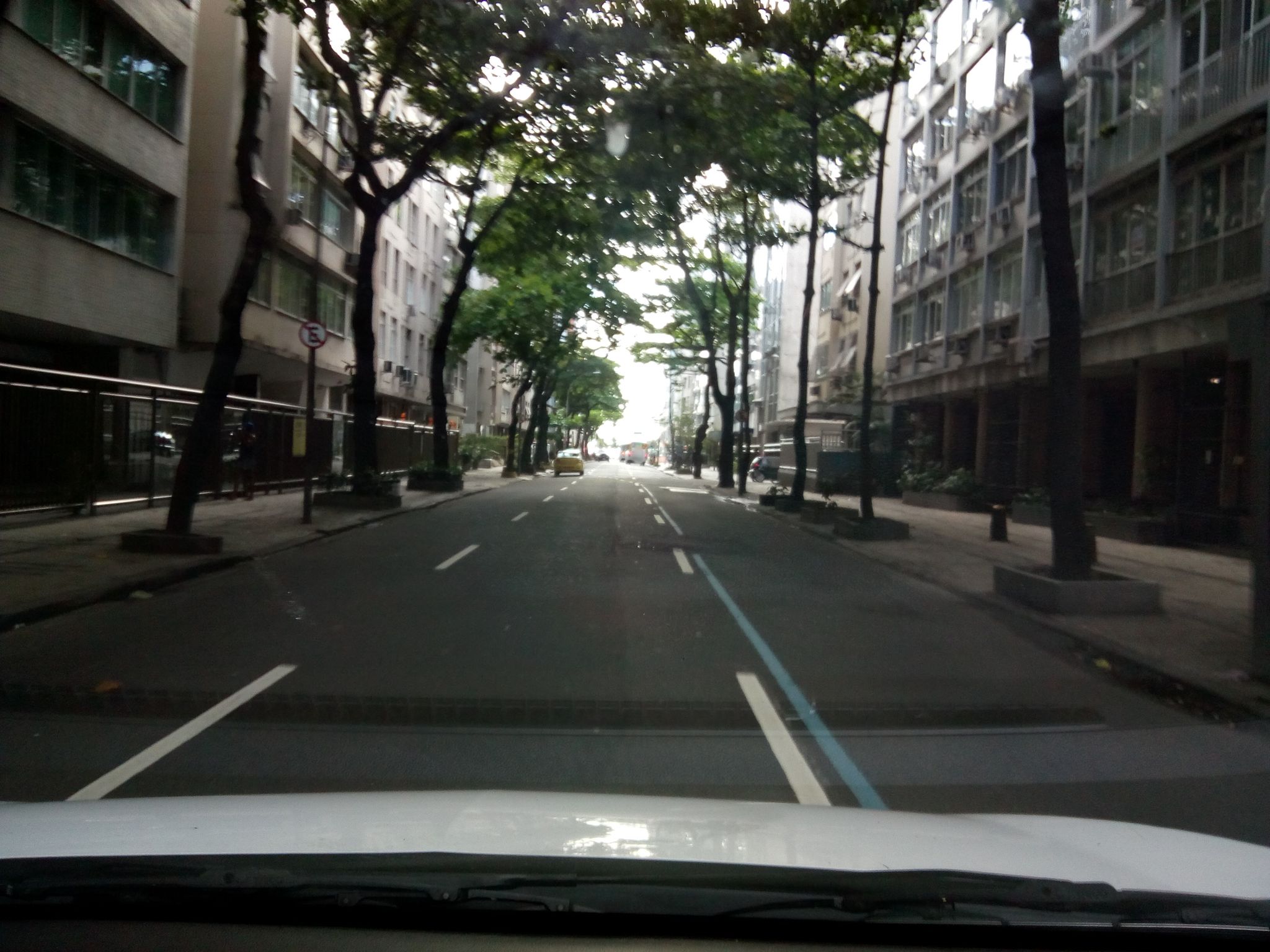 Street-level view near Edifício Marabá, Ipanema