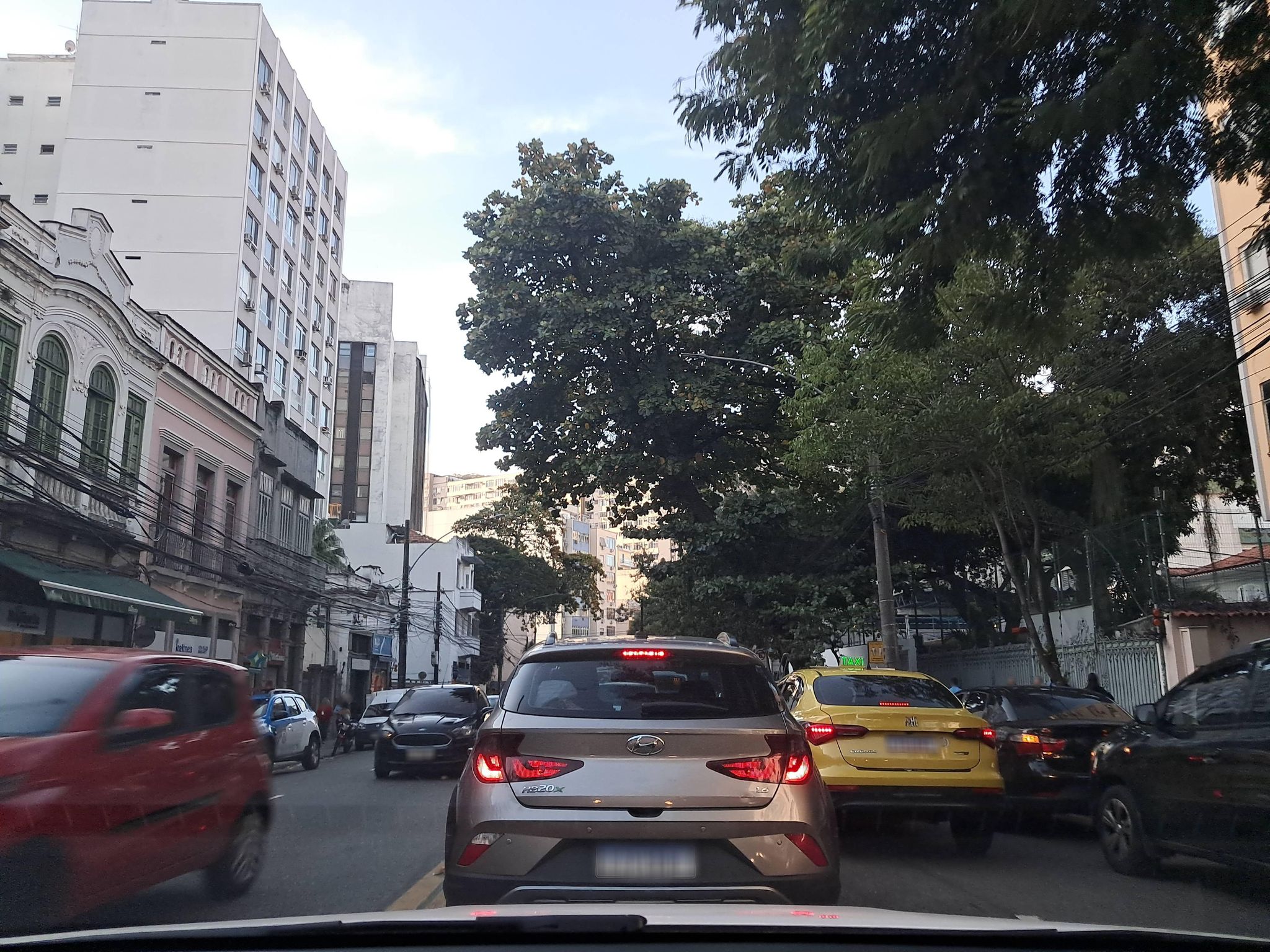 Street-level view near Edifício Marambaia, Catete