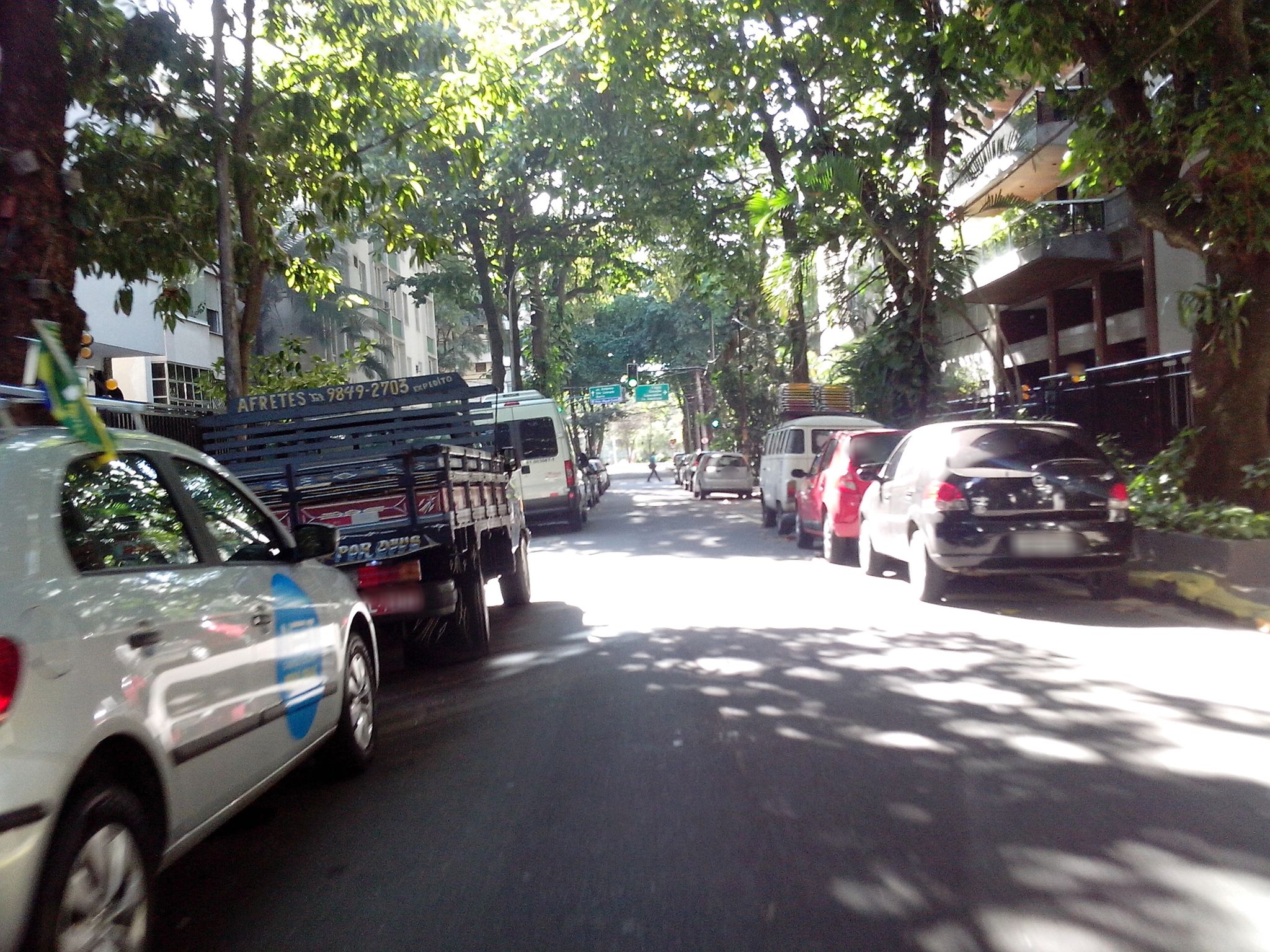 Street-level view near Edifício Marary, Leblon