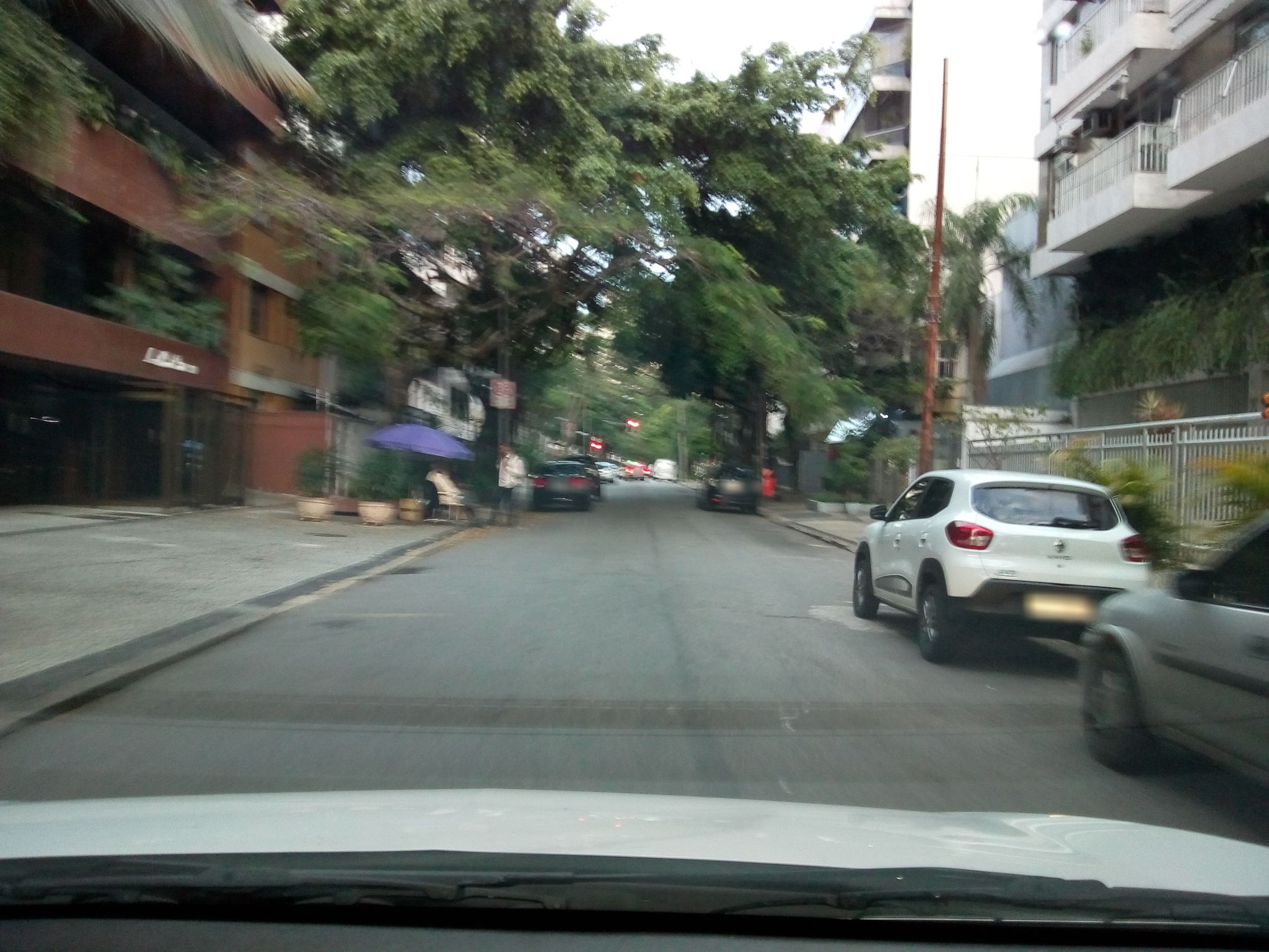 Street-level view near Edifício Marcel Provst, Ipanema