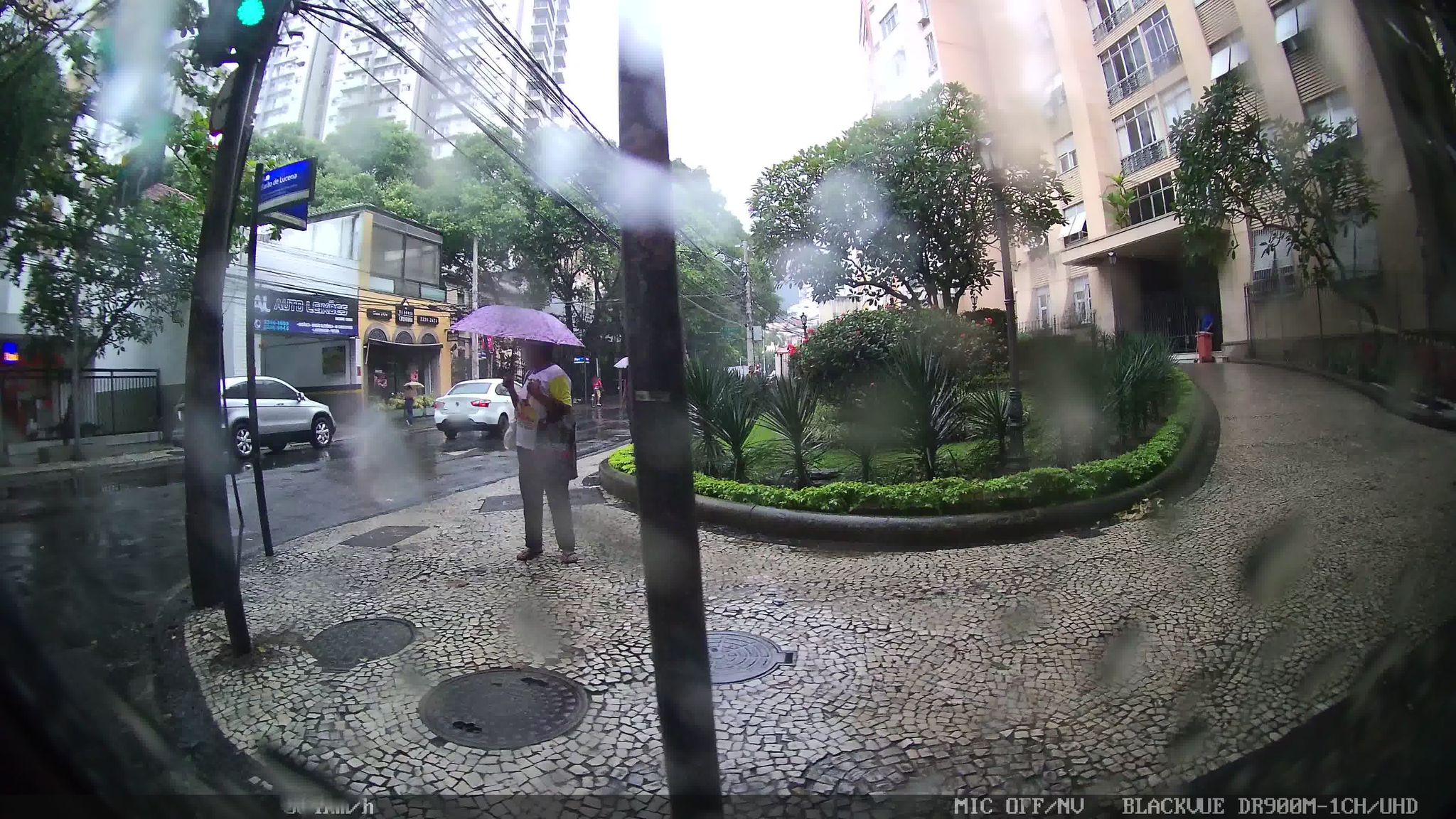 Street-level view near Edifício Marco Claudio, Botafogo