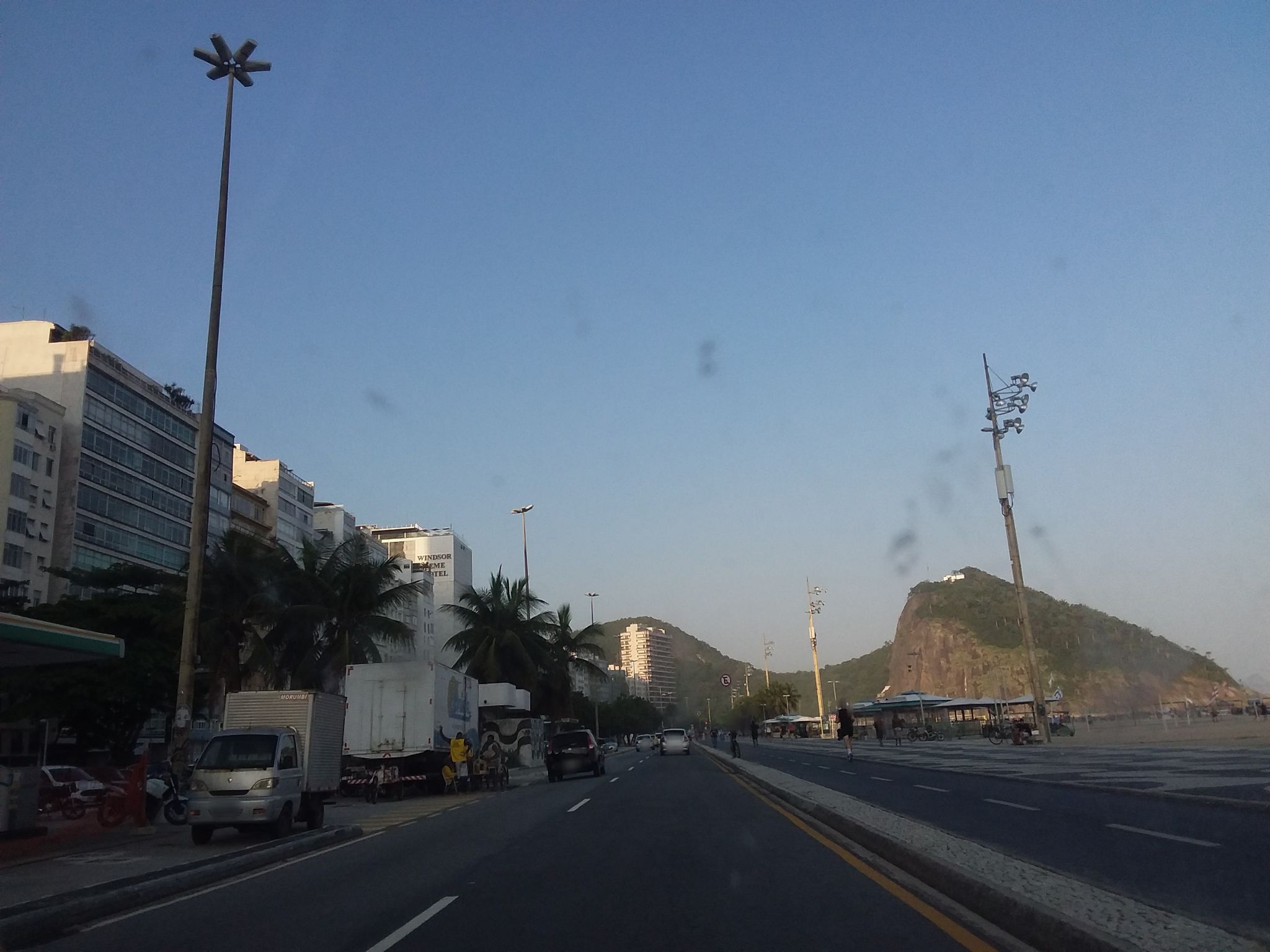 Street-level view near Edifício Mare Nostrum, Leme