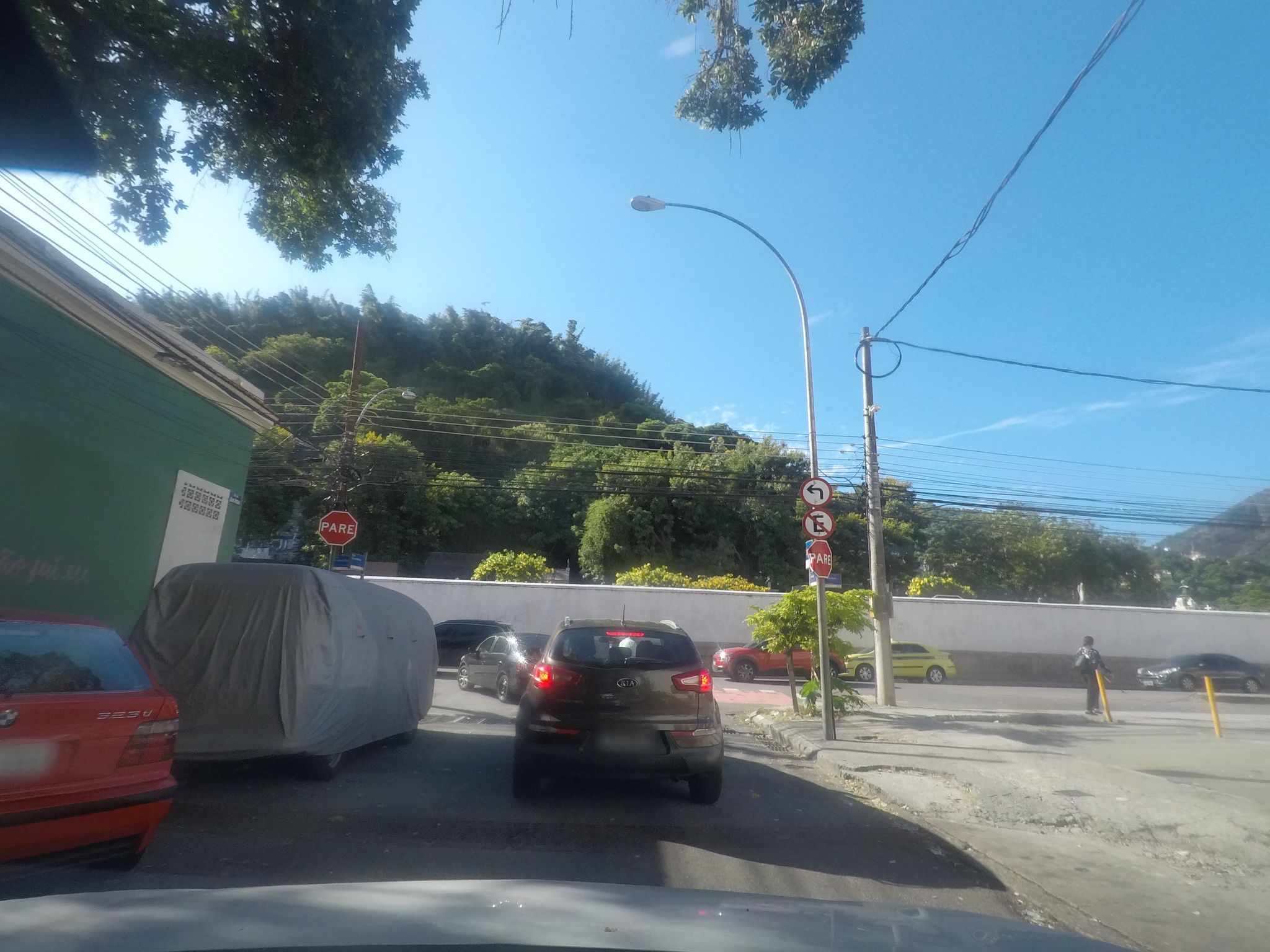 Street-level view near Edifício Marechal de Ferro, Botafogo