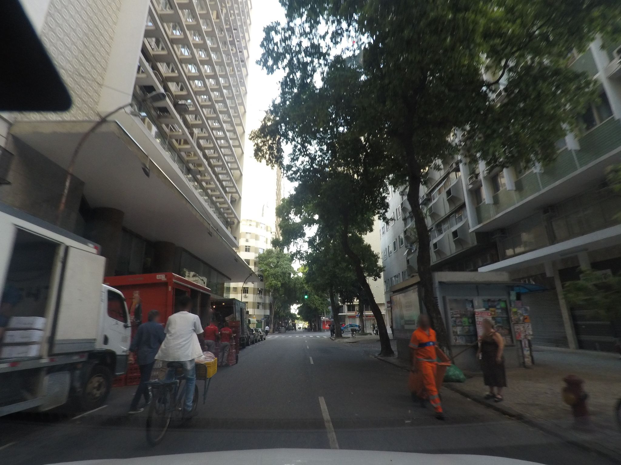 Street-level view near Edifício Maria Candida, Centro