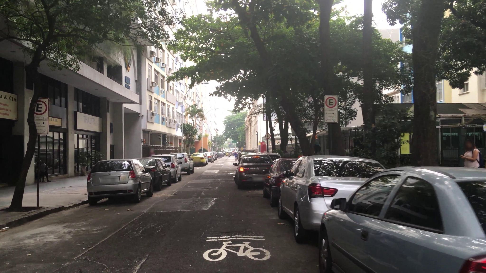 Street-level view near Edifício Maria Candida, Flamengo