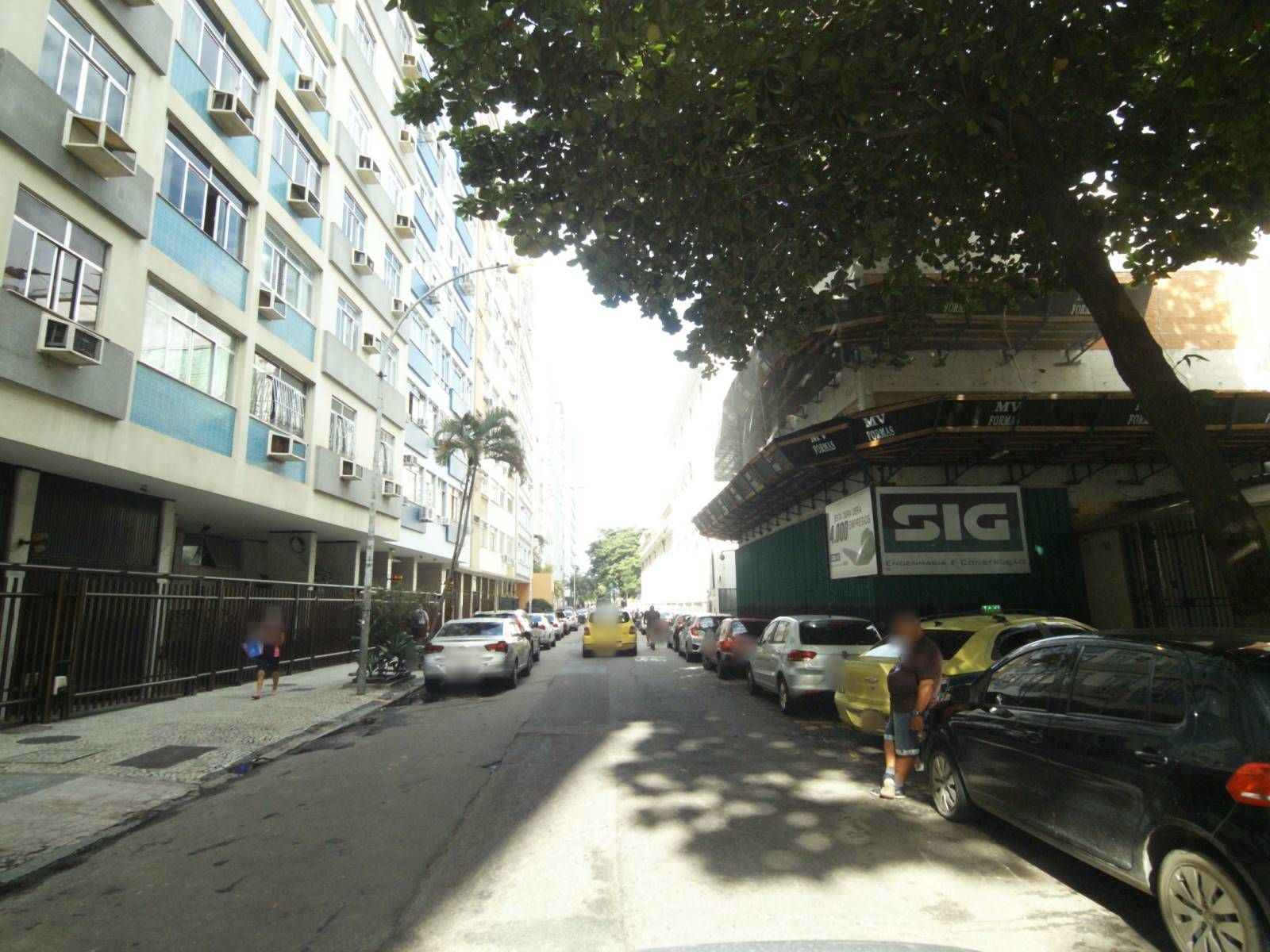 Street-level view near Edifício Maria Candida, Catete