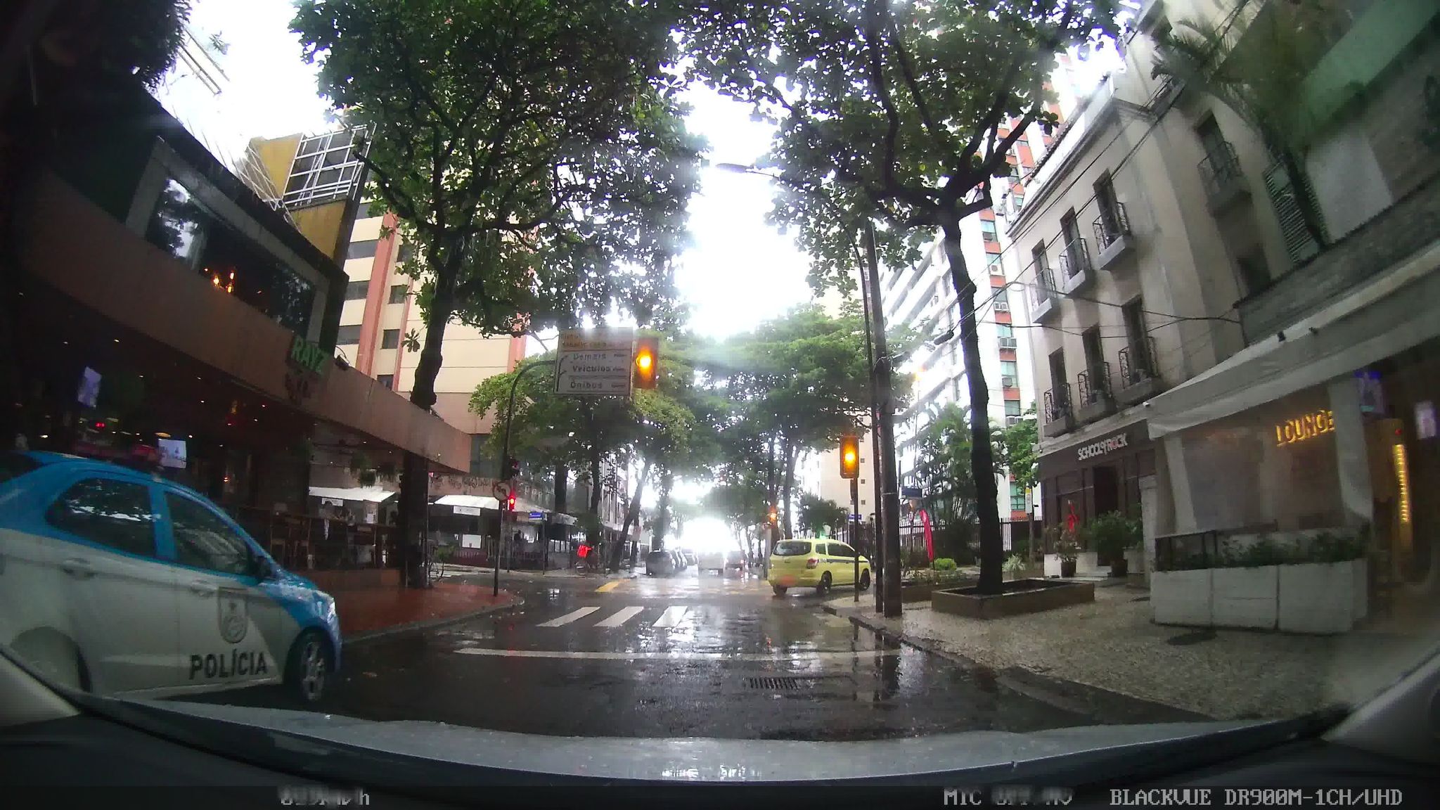 Street-level view near Edifício Maria das Mercês, Ipanema