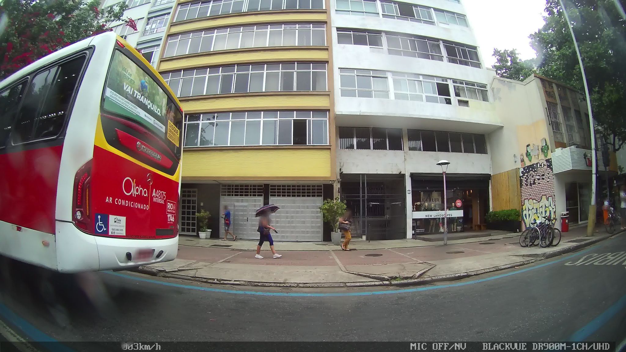 Street-level view near Edifício Maria de Lurdes, Ipanema