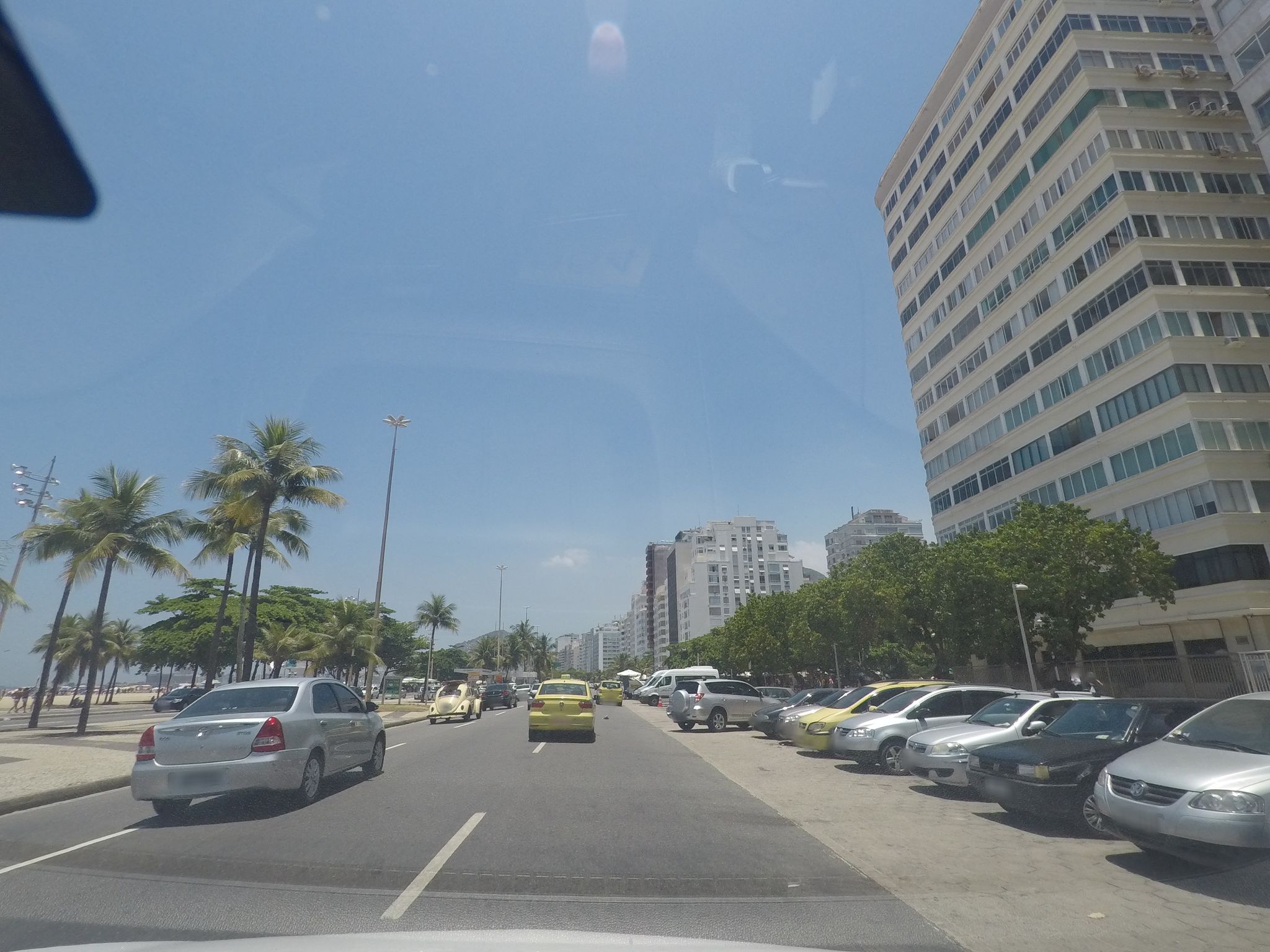 Street-level view near Edifício Maria José, Leme