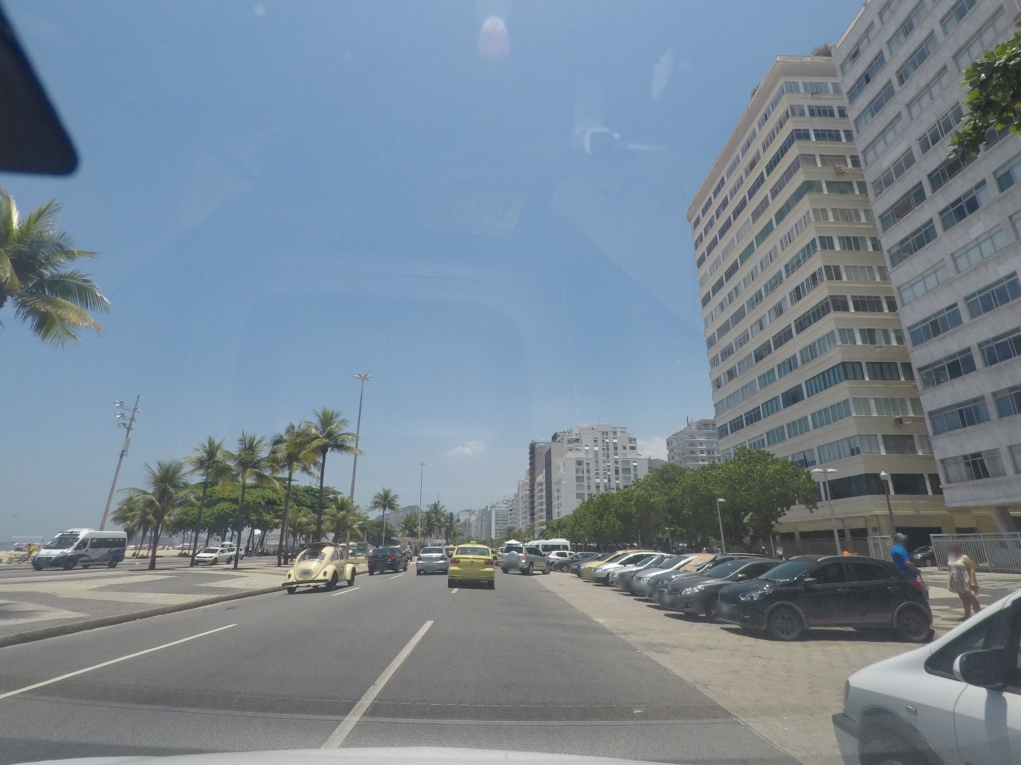 Street-level view near Edifício Maria José, Copacabana