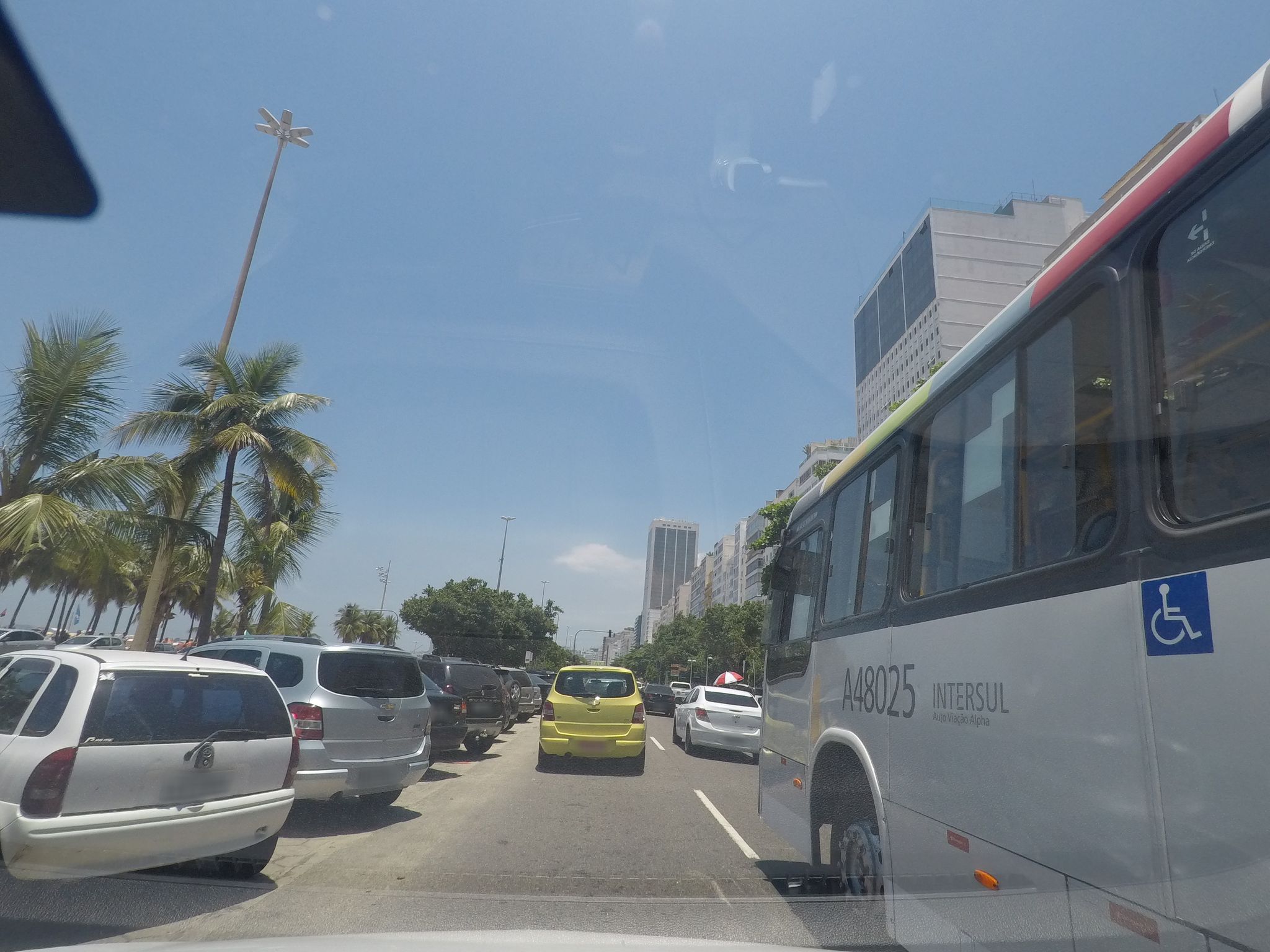 Street-level view near Edifício Maria, Leme