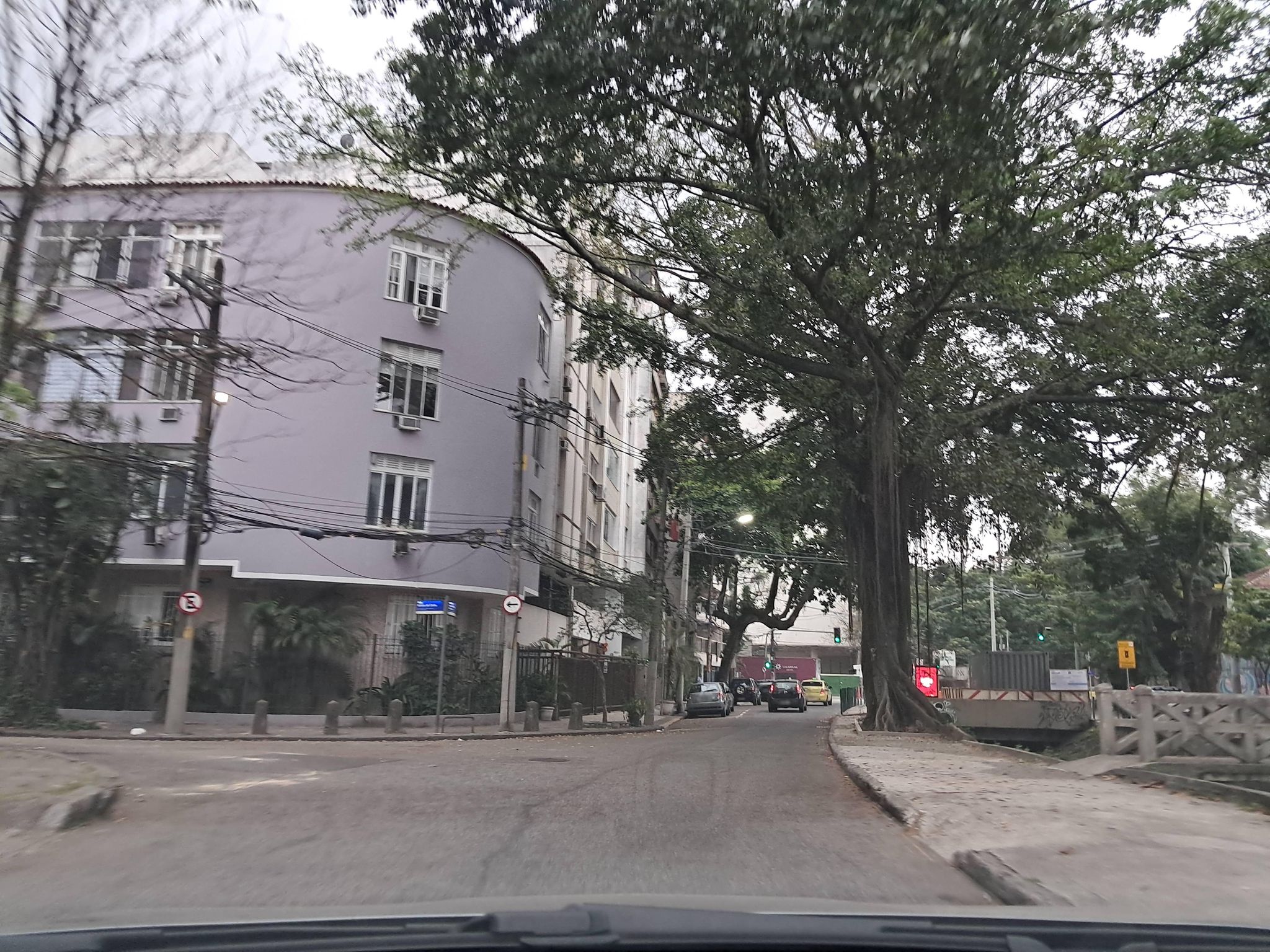 Street-level view near Edifício Maria Lúcia, Lagoa