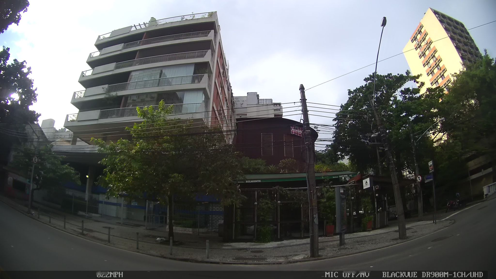 Street-level view near Edifício Maria Lúcia, Jardim Botânico