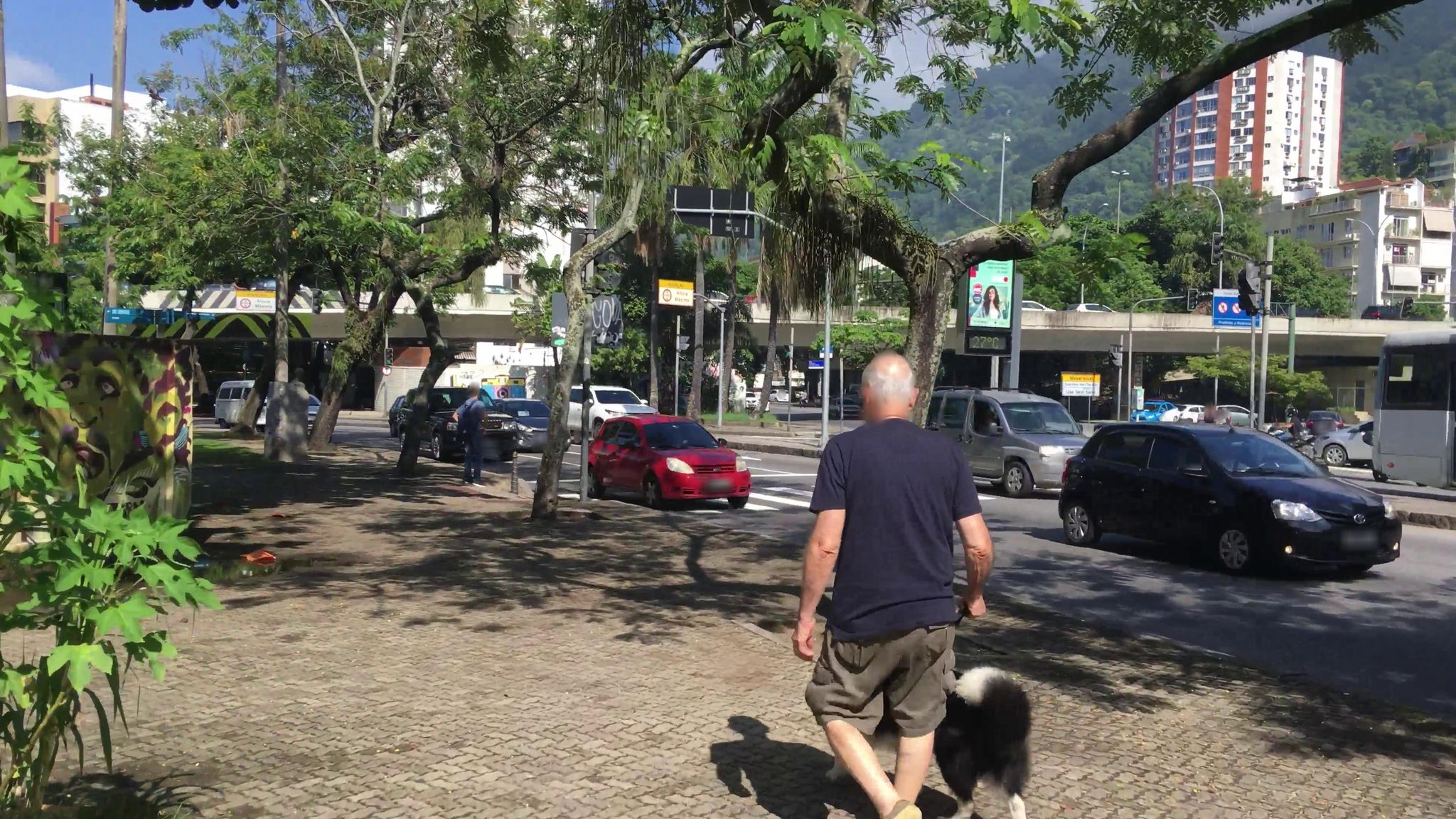 Street-level view near Edifício Maria Regina, Botafogo