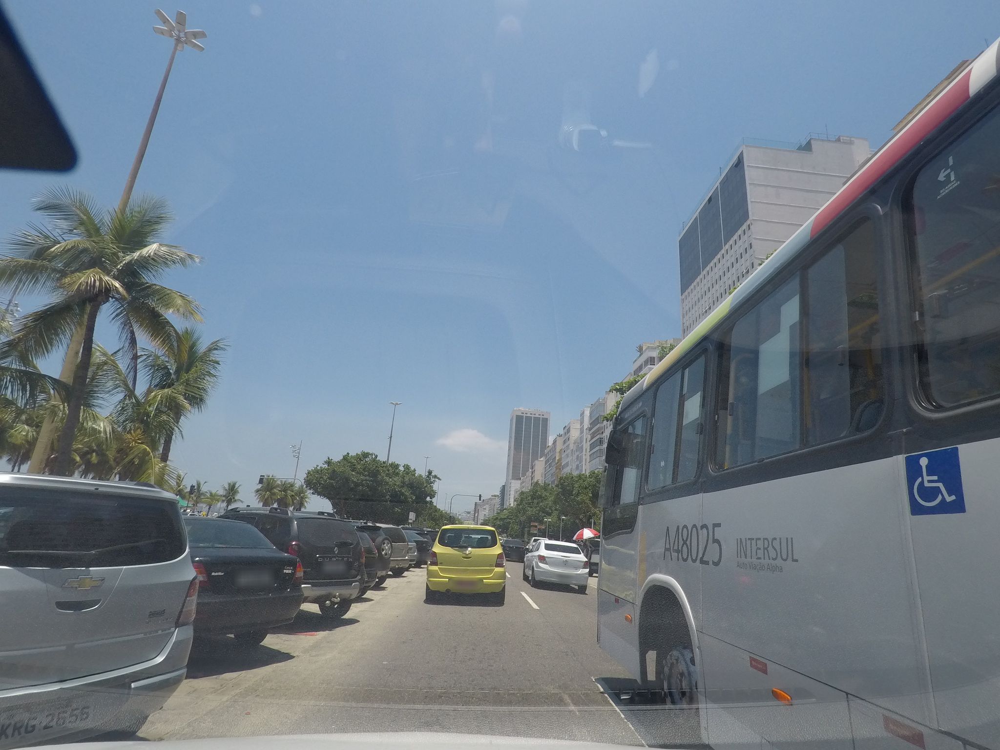 Street-level view near Edifício Maria, Copacabana