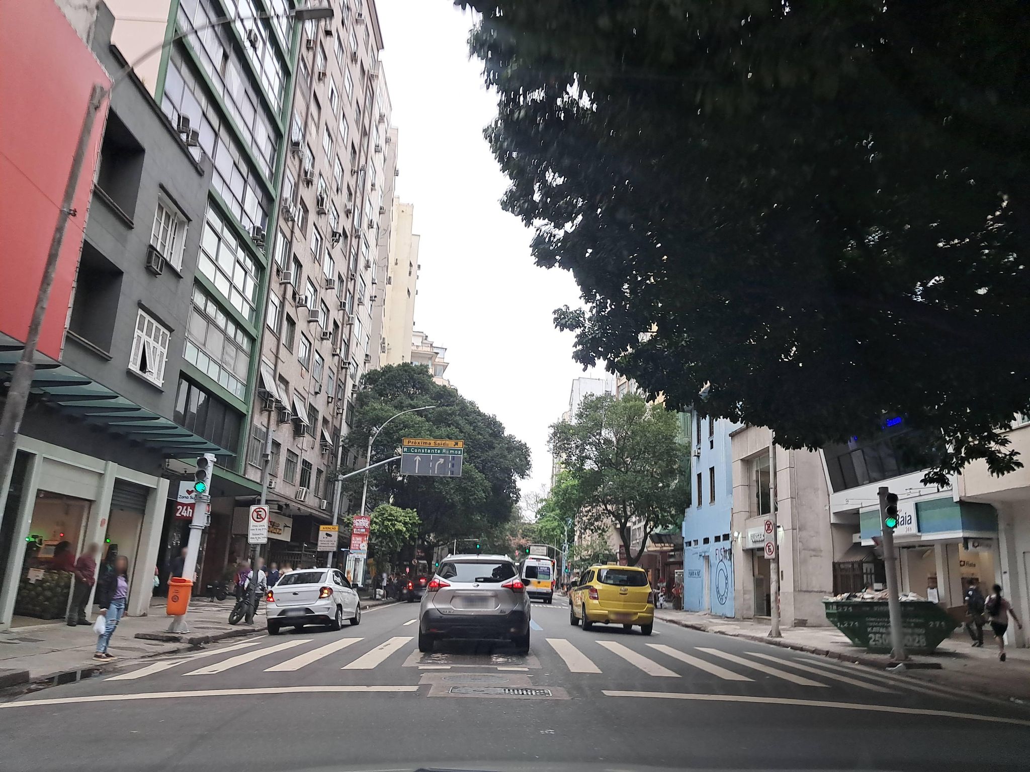 Street-level view near Edifício Mariangela, Copacabana