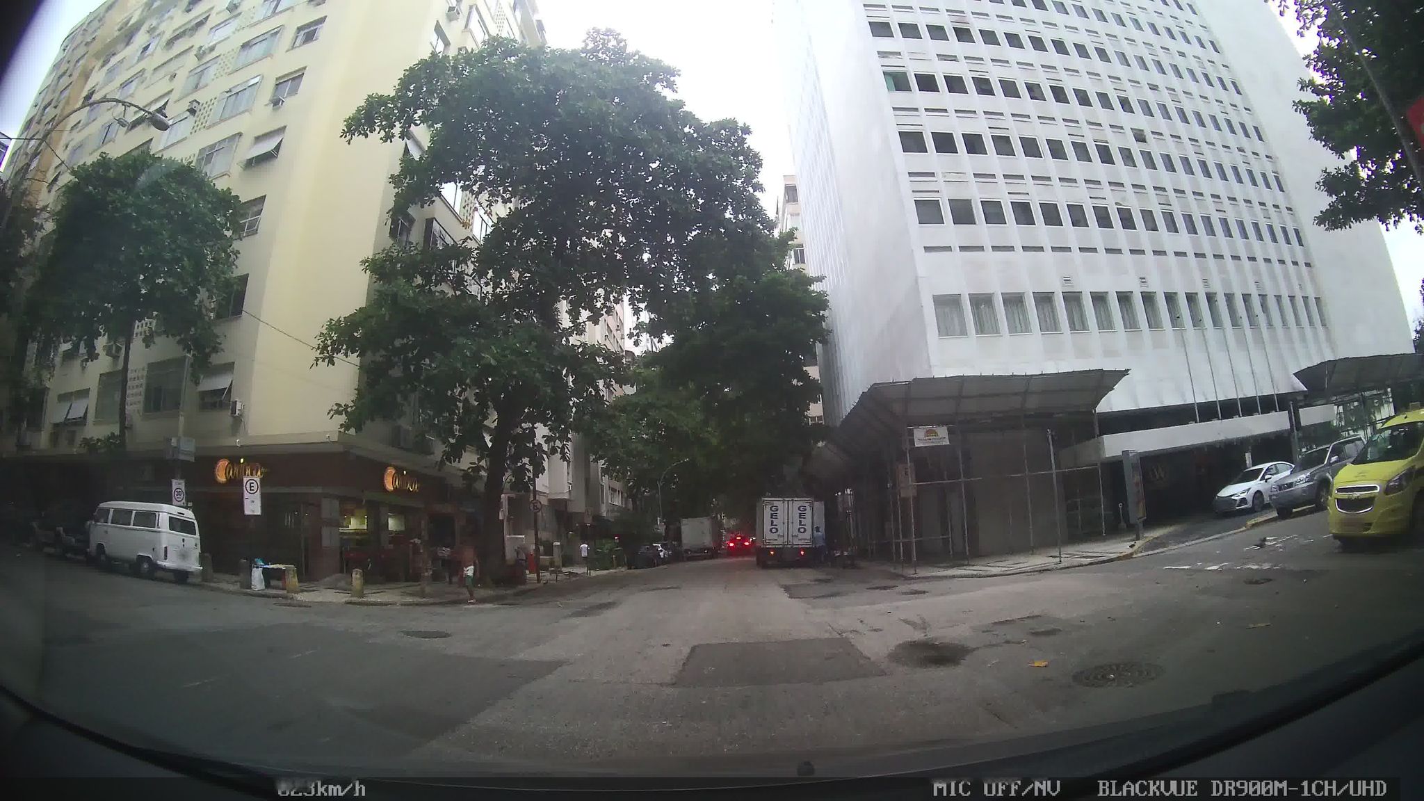 Street-level view near Edifício Maricá, Copacabana