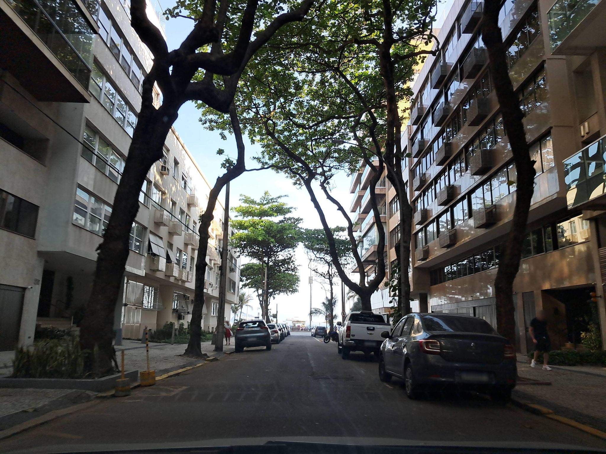 Street-level view near Edifício Maricia, Leblon