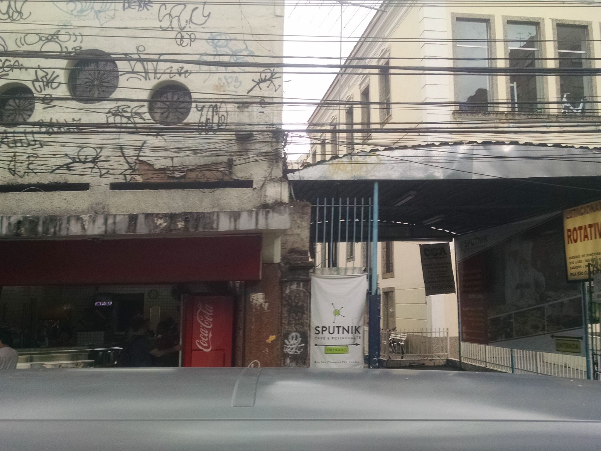 Street-level view near Edifício Mariglória, Botafogo