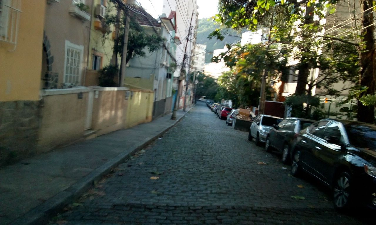 Street-level view near Edifício Marilia de Dirceu, Humaitá