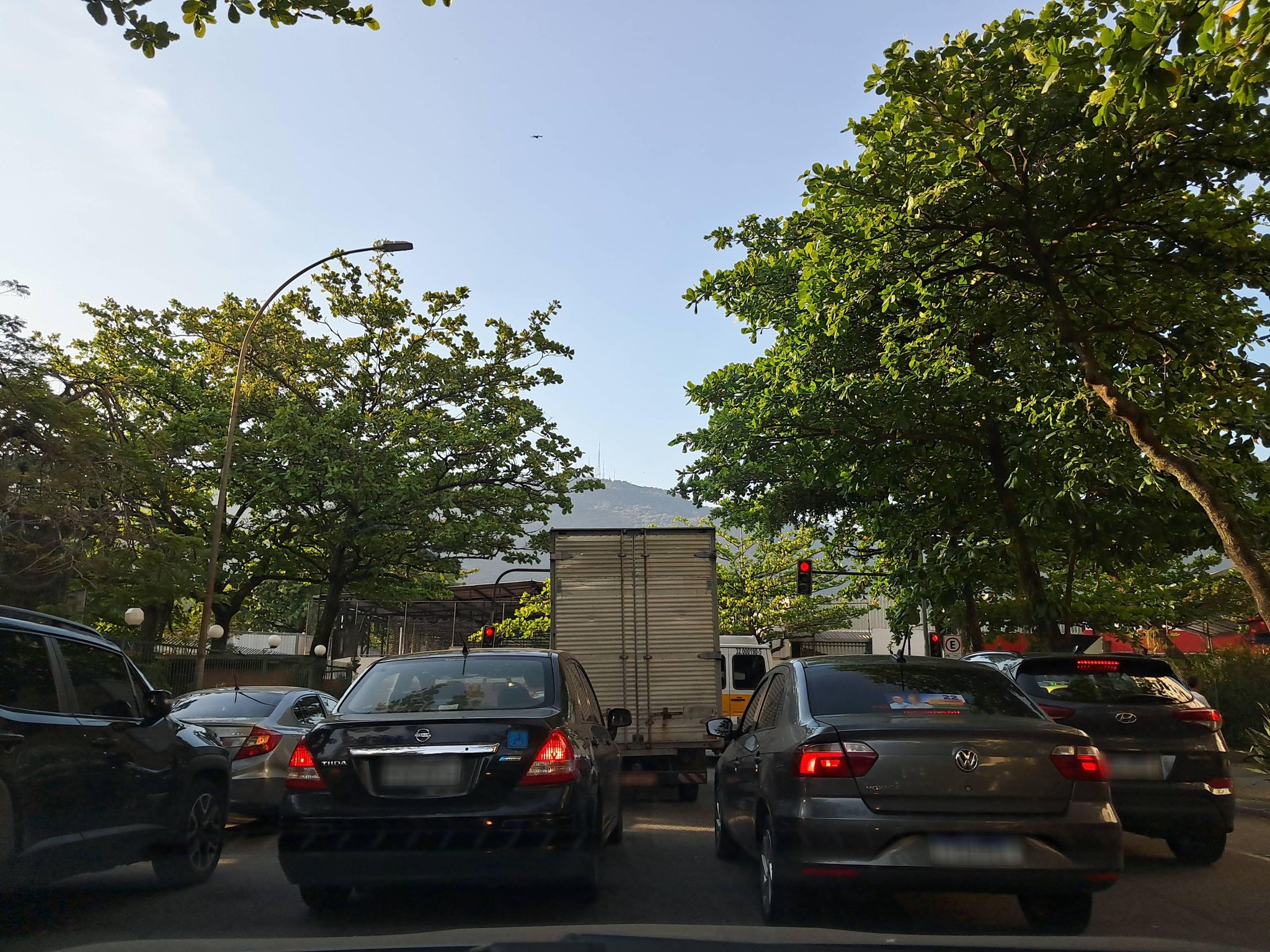Street-level view near Edifício Mario Trindade, Leblon