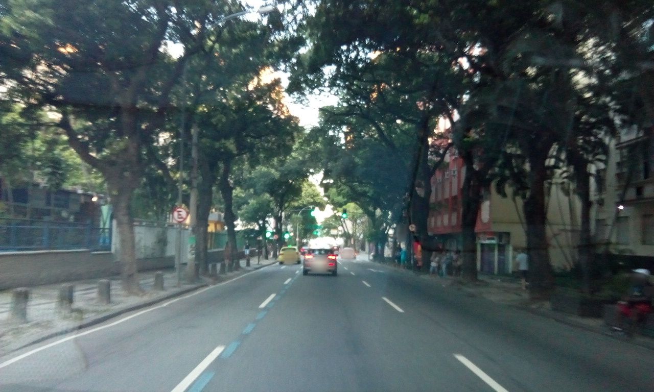 Street-level view near Edifício Marlos, Copacabana