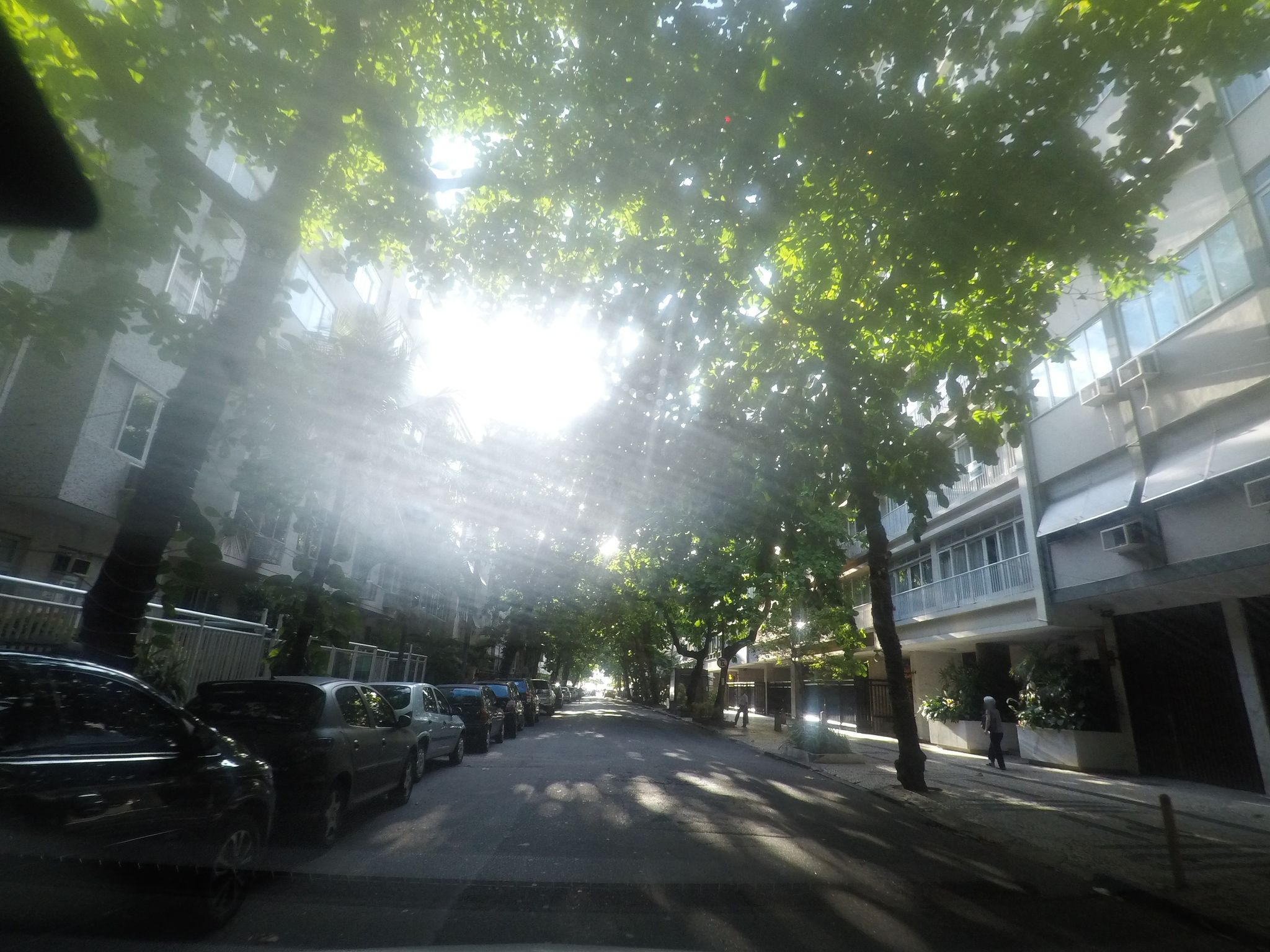 Street-level view near Edifício Maro, Copacabana