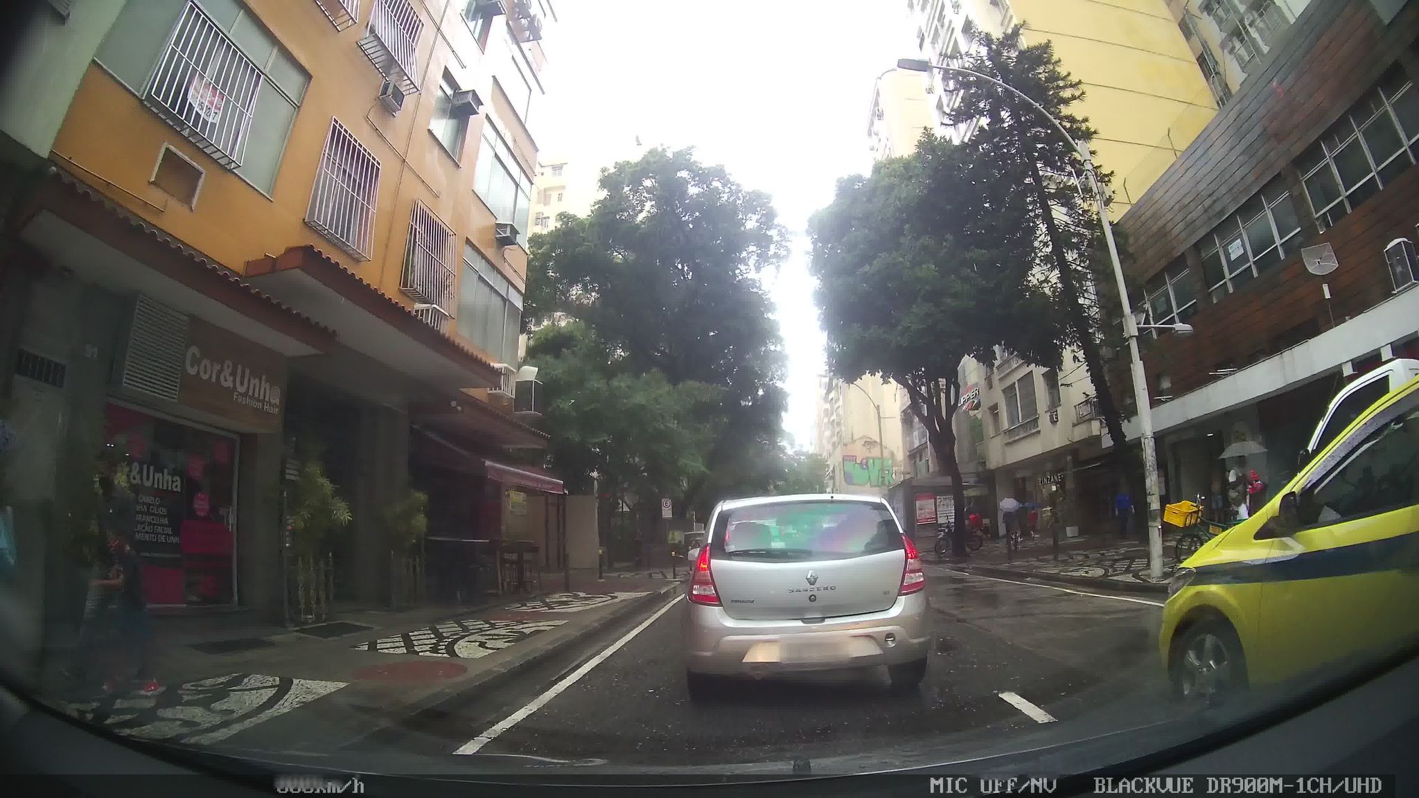 Street-level view near Edifício Marques de Andrade, Botafogo