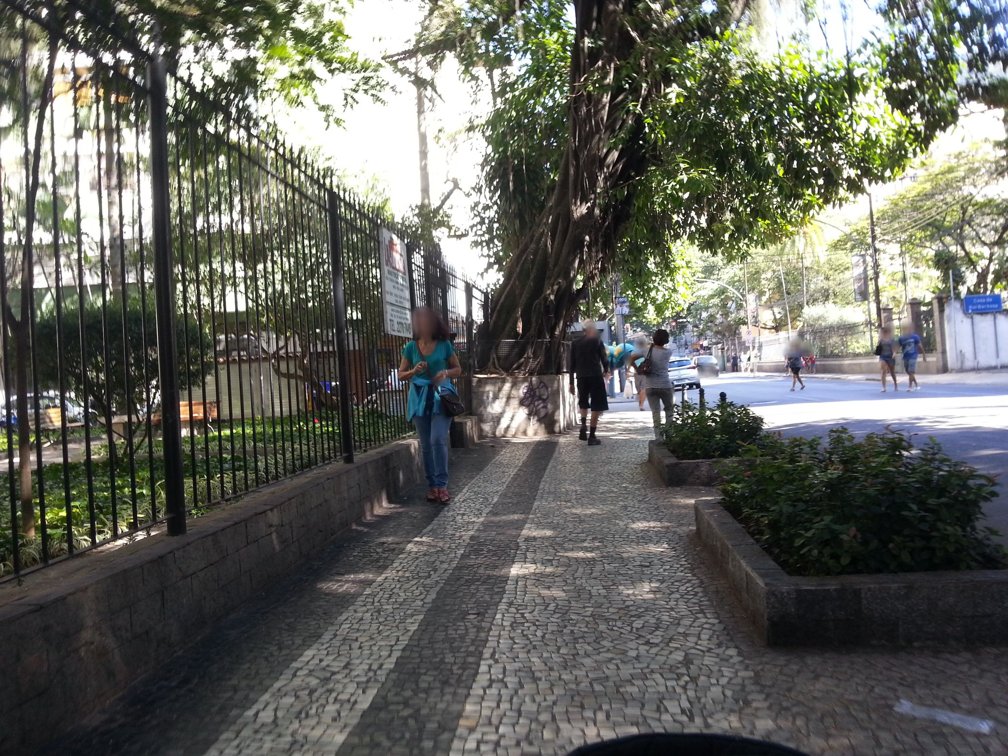 Street-level view near Edifício Marquês de Queluz, Botafogo