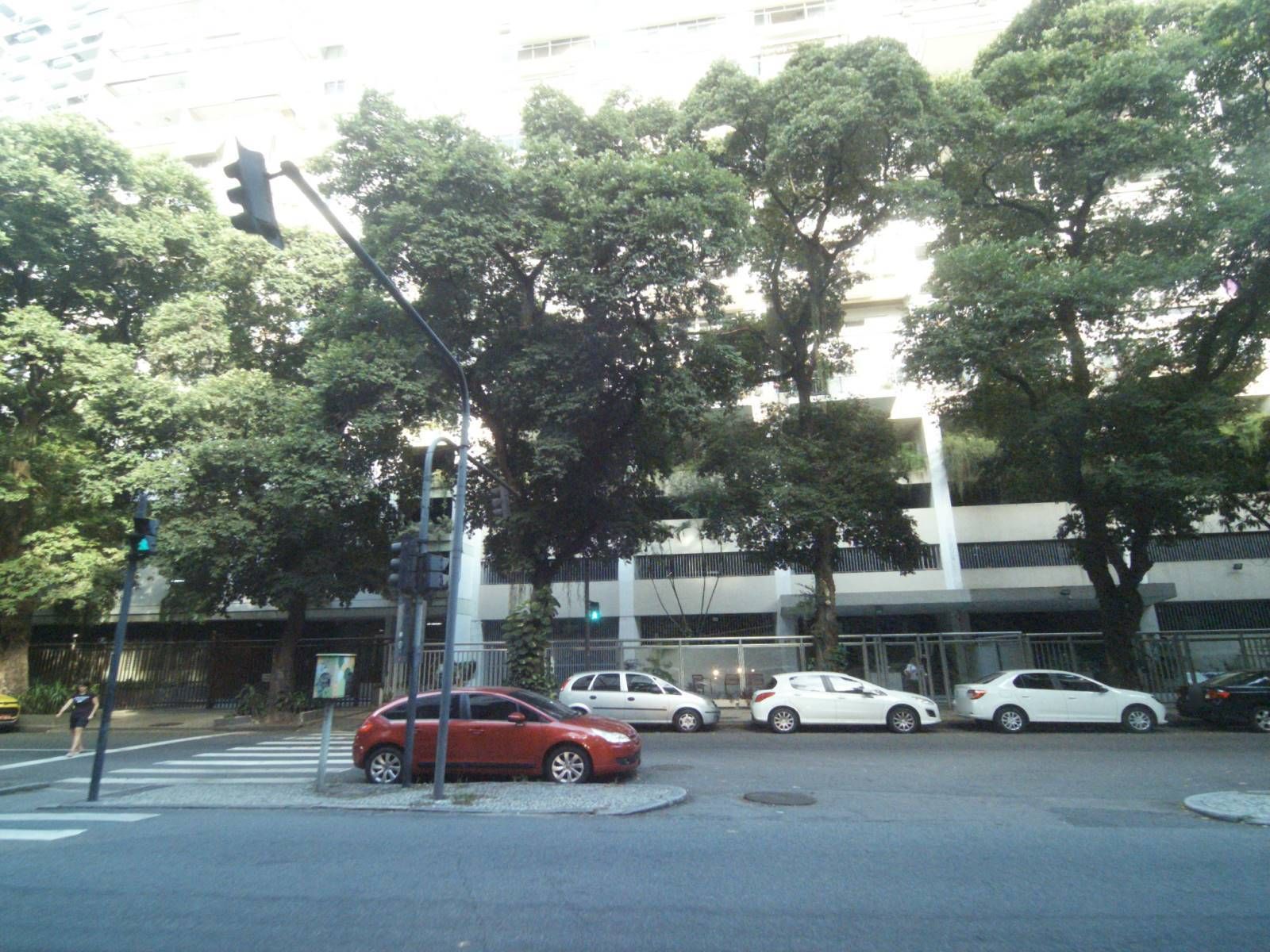 Street-level view near Edifício Marquês do Lauradio, Flamengo