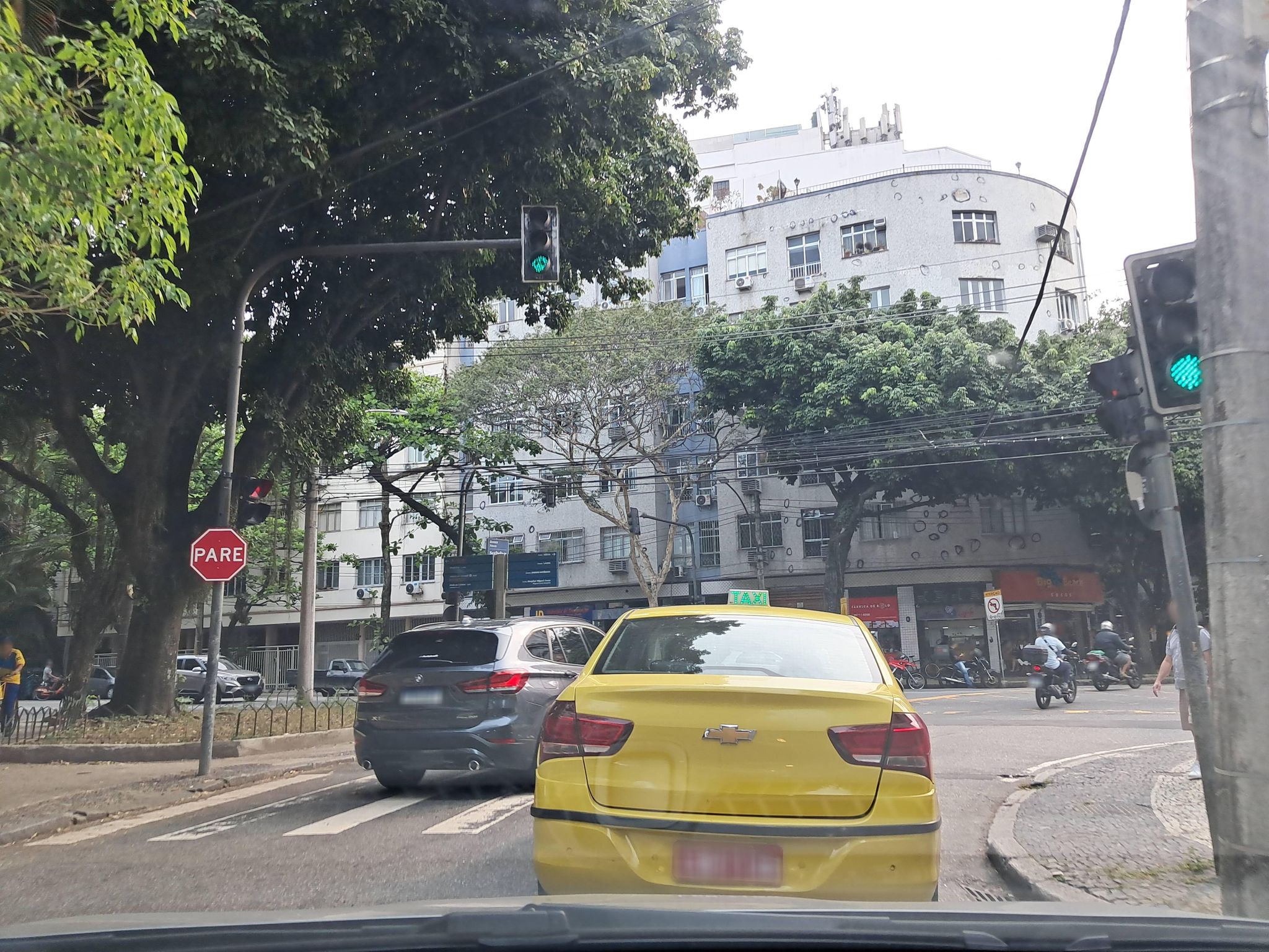 Street-level view near Edifício Martins, Leblon