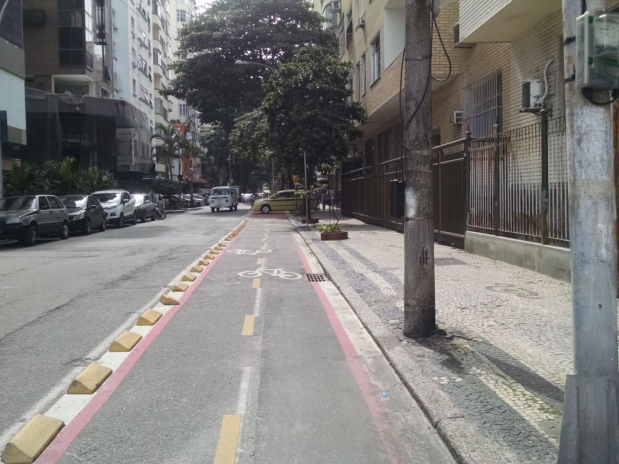 Street-level view near Edifício Master, Copacabana