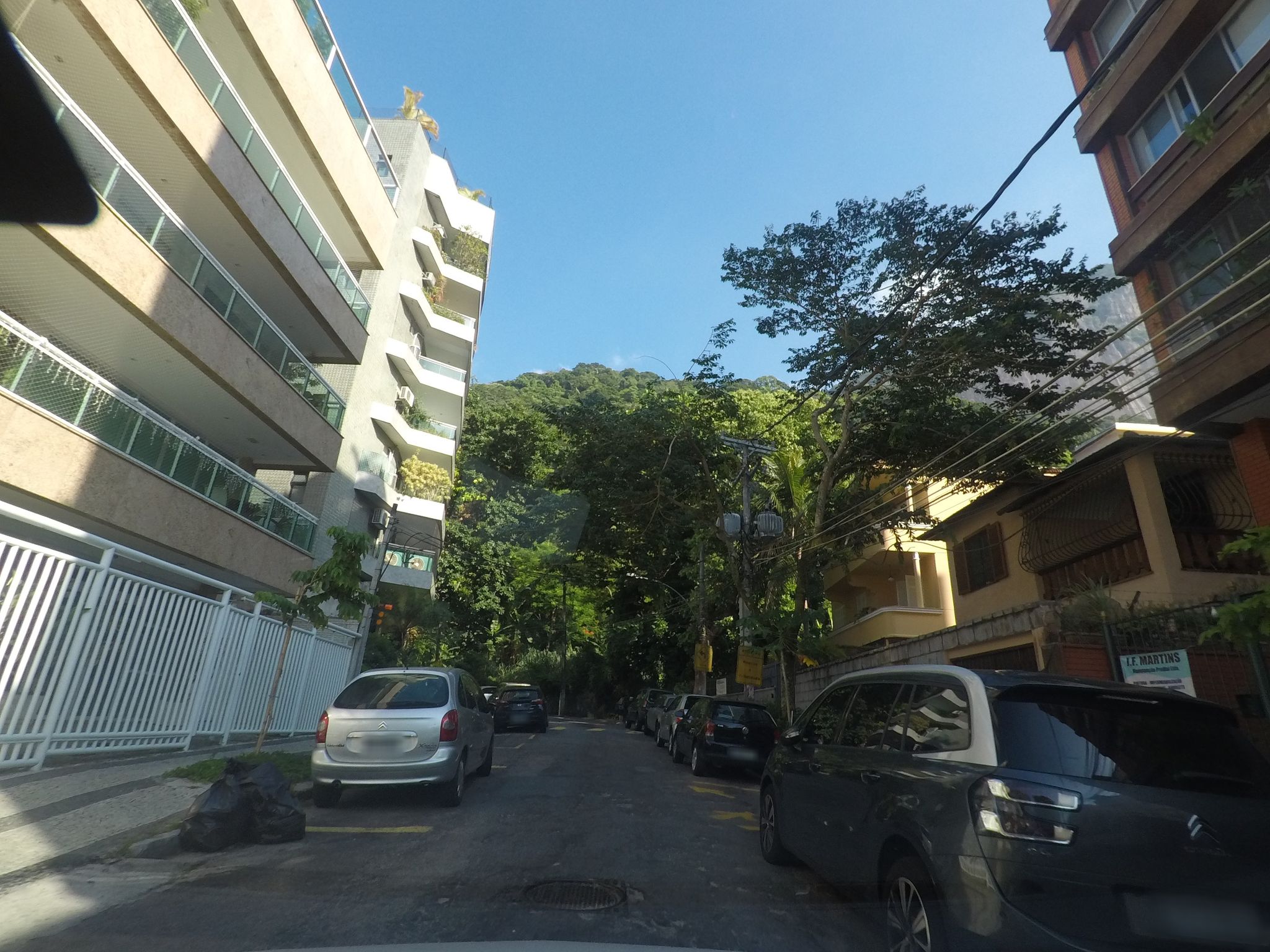 Street-level view near Edifício Mata Atlântica, Jardim Botânico
