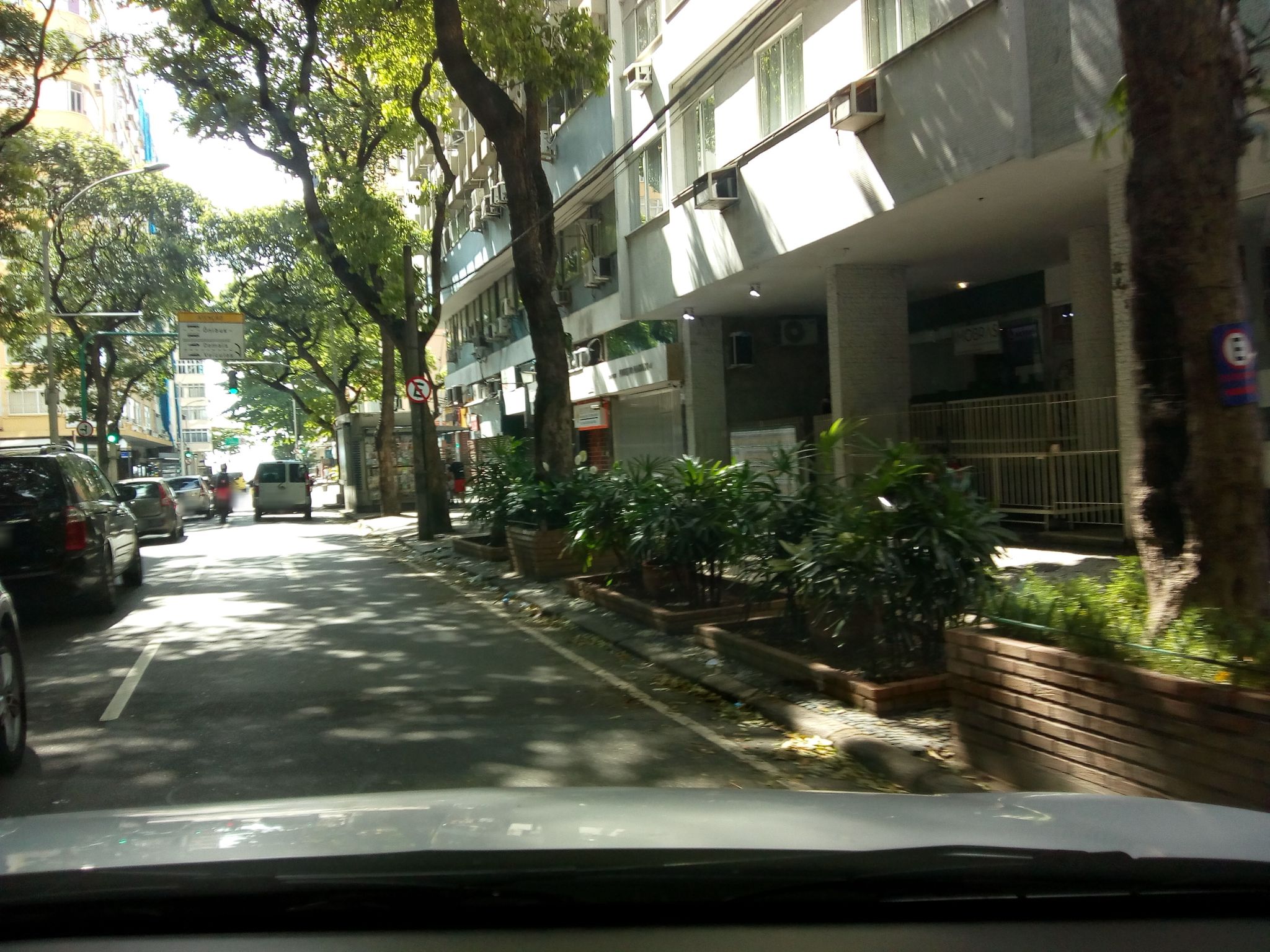 Street-level view near Edifício Mauá, Copacabana