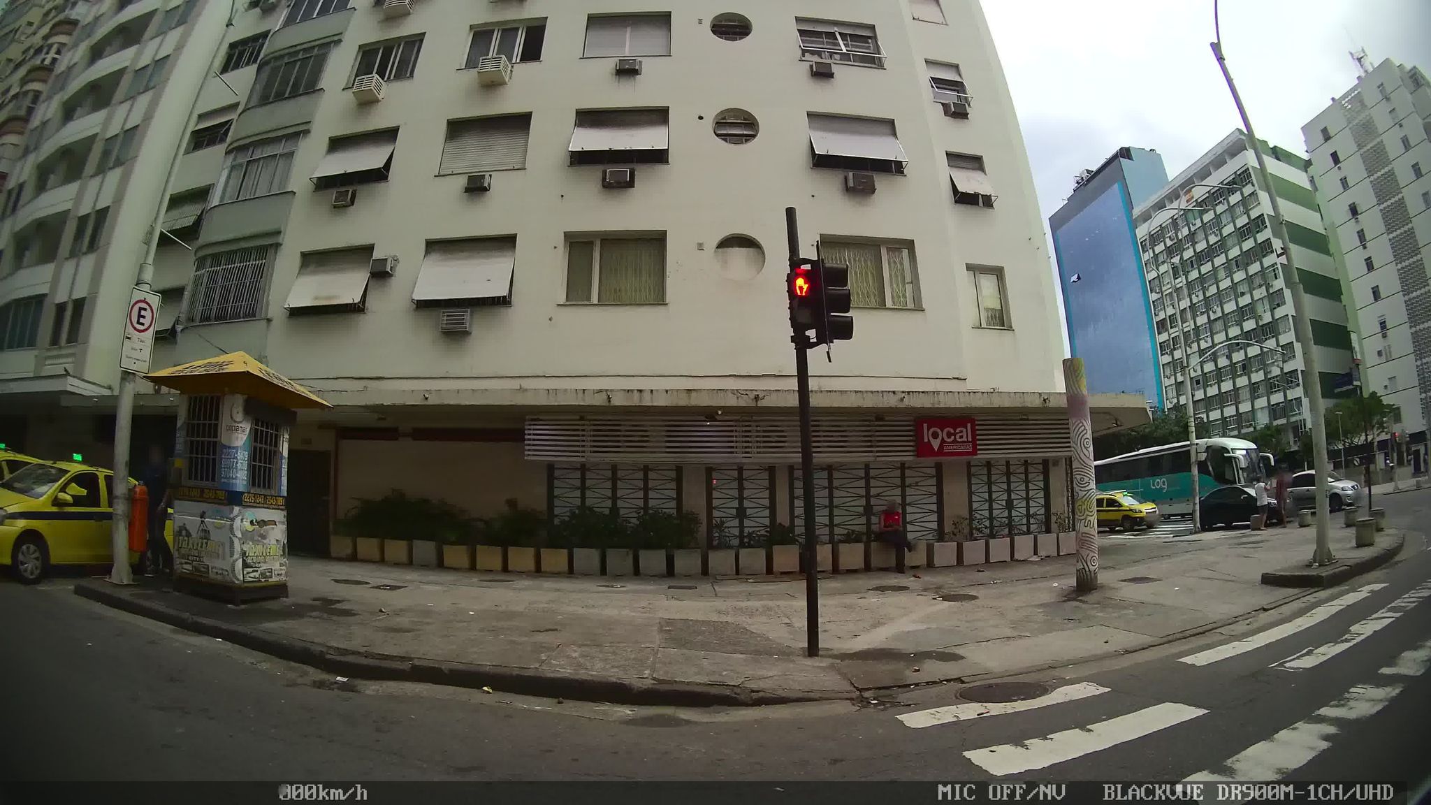 Street-level view near Edifício Mauritânia, Leme