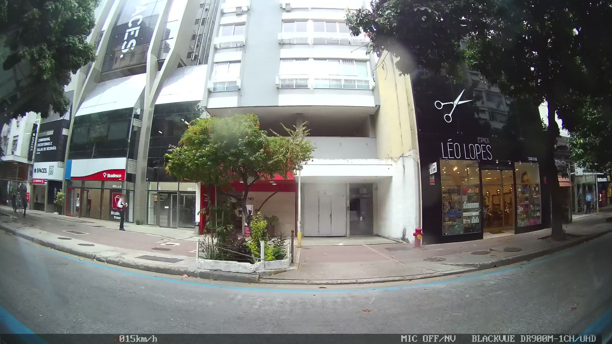 Street-level view near Edifício May Flower, Ipanema