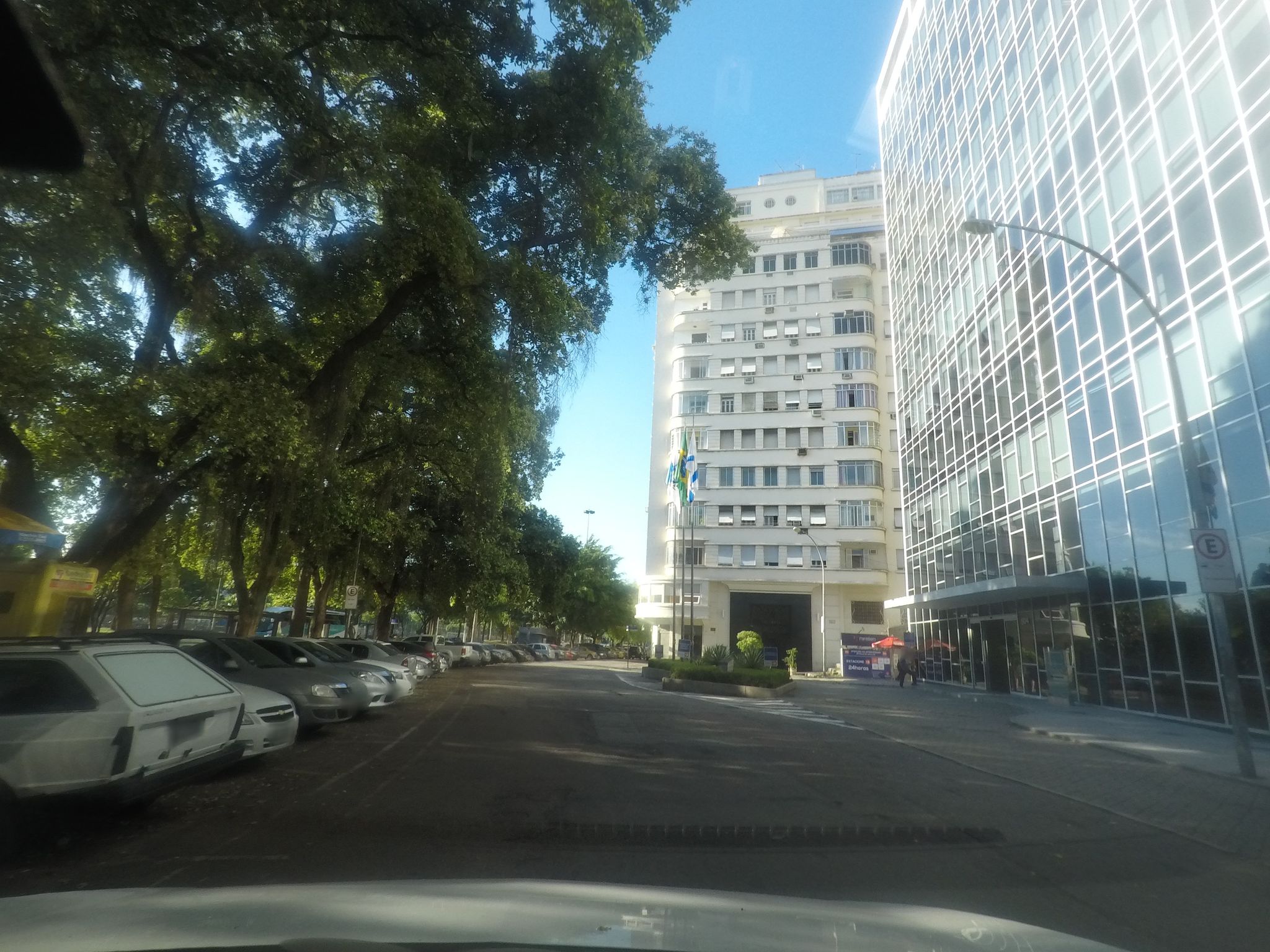 Street-level view near Edifício Mayo, Glória